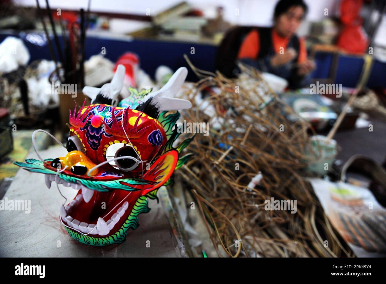 Bildnummer: 53604376 Datum: 14.11.2009 Copyright: imago/Xinhua (091117) - WEIFANG, 17 novembre 2009 (Xinhua) -- Un aquilone a testa di drago è stato realizzato in un laboratorio a Weifang, una città famosa per gli aquiloni nella provincia dello Shandong della Cina orientale, 14 novembre 2009. Storicamente Pechino, Tianjin, Weifang e Nantong della provincia di Jiangsu erano i quattro principali centri di produzione di aquiloni in Cina, con Weifang che divenne il più grande dalla dinastia Qing (1644-1911). Gli aquiloni Weifang rientrano in cinque categorie di base: Gli aquiloni piatti, le ali morbide, le ali dure, gli aquiloni a forma di secchio e gli aquiloni a forma di drago, tra i quali il centopiedi della testa del drago è più fuori Foto Stock