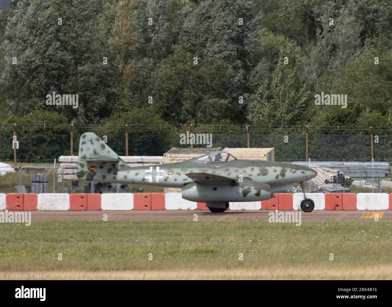 Una replica del caccia tedesco Me262 della seconda guerra mondiale che volava al Royal International Air Tattoo del 2023 Foto Stock