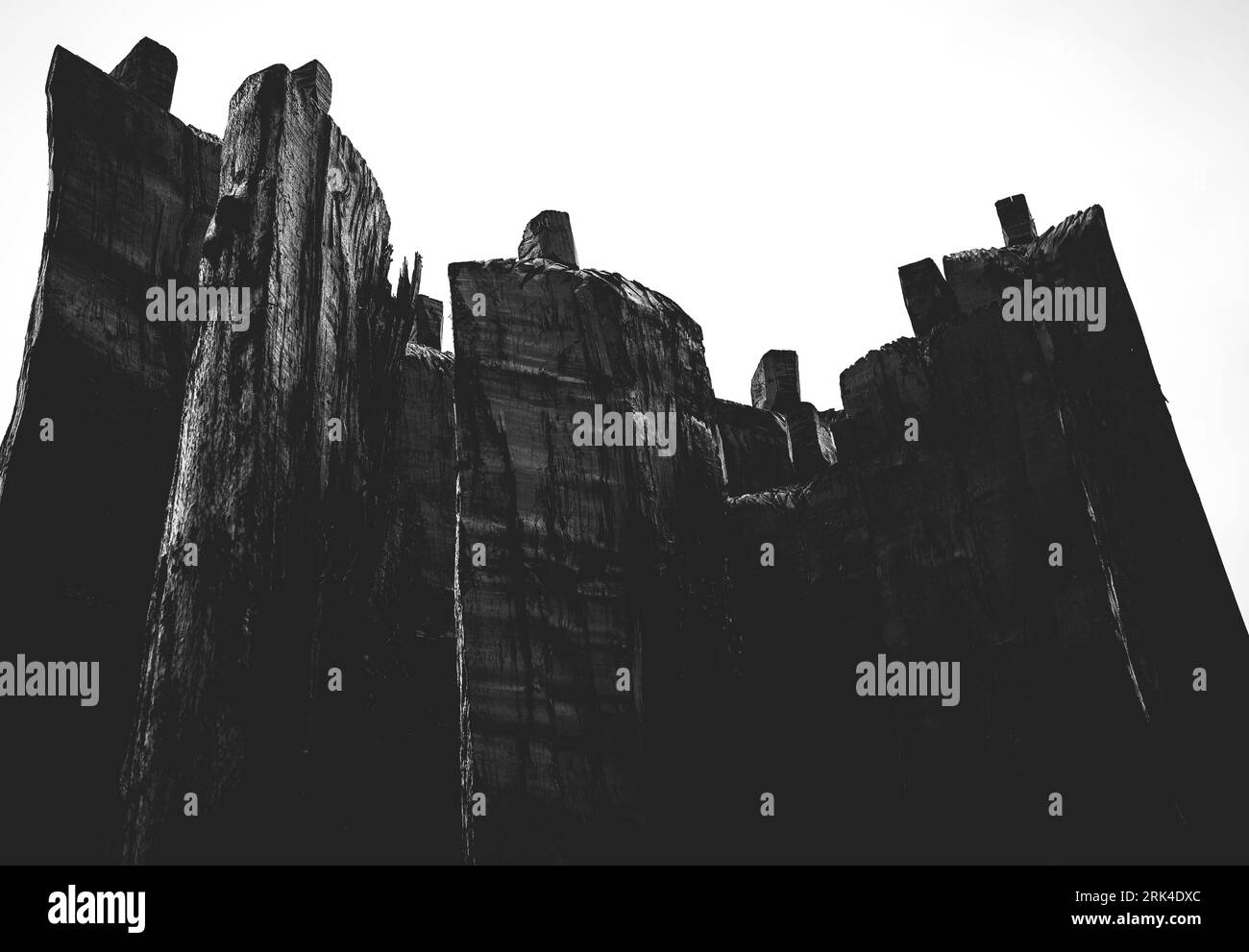 Installazione artistica di tronchi d'albero bruciati, a forma di esseri umani Foto Stock