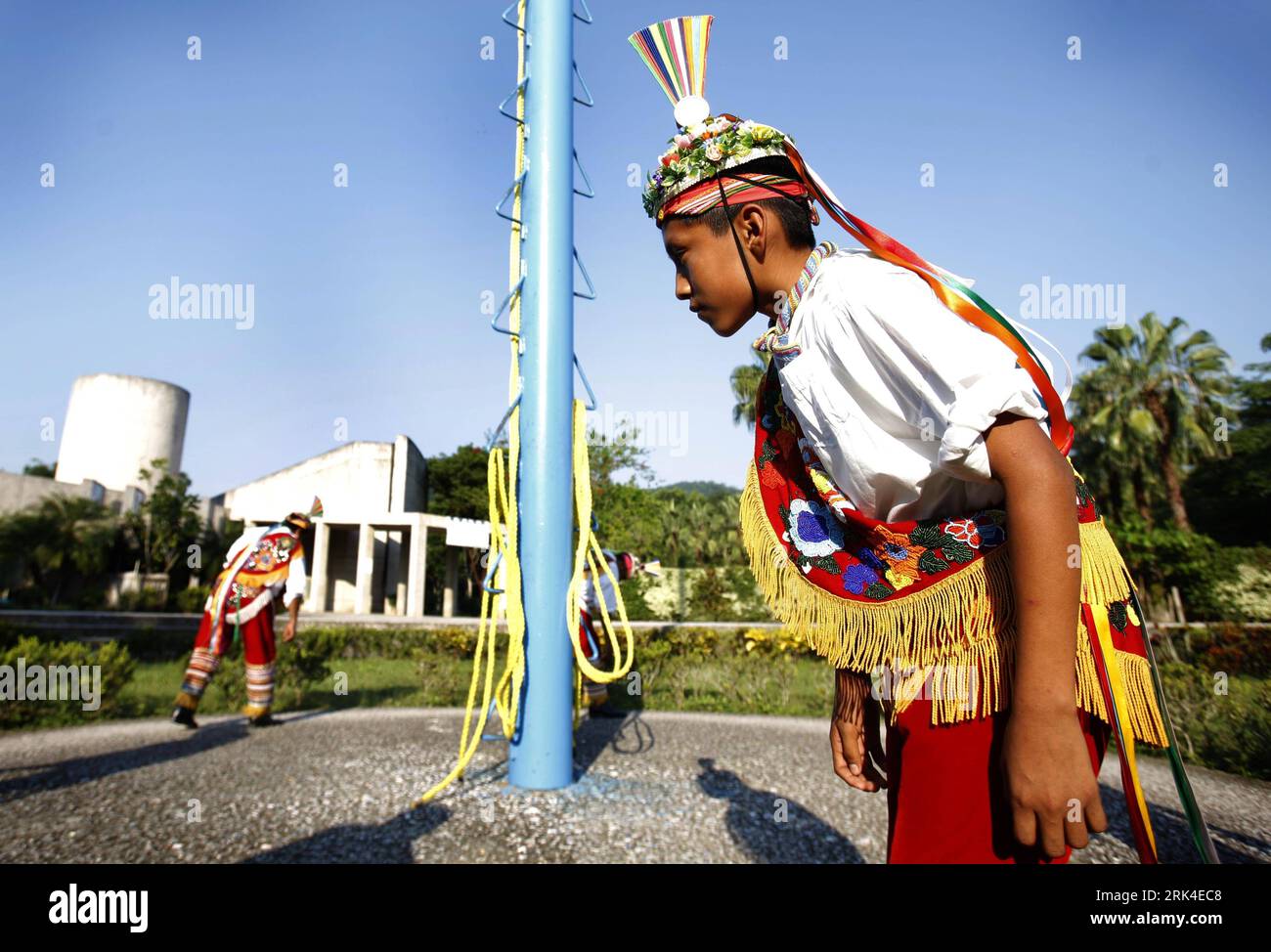 Bildnummer: 53620045 Datum: 22.10.2009 Copyright: imago/Xinhua (091120) -- CITTÀ DEL MESSICO, 20 novembre 2009 (Xinhua) -- Andres prepara prima di esibirsi in Voladores a Papantla, Messico, 22 ottobre 2009. Andres ha 12 anni e vive a Papantla, nello stato di Veracruz, in Messico. La strada dalla casa di Andres alla scuola è piuttosto dura, piena di frustrazioni. Il suo insegnante ha detto al giornalista che Andres è una persona molto dura e un bambino cooperativo. Andres possiede un'abilità molto speciale che è il Voladores ( uomini volanti ). La Danza dei Voladores è una tradizione messicana che per alcuni Foto Stock