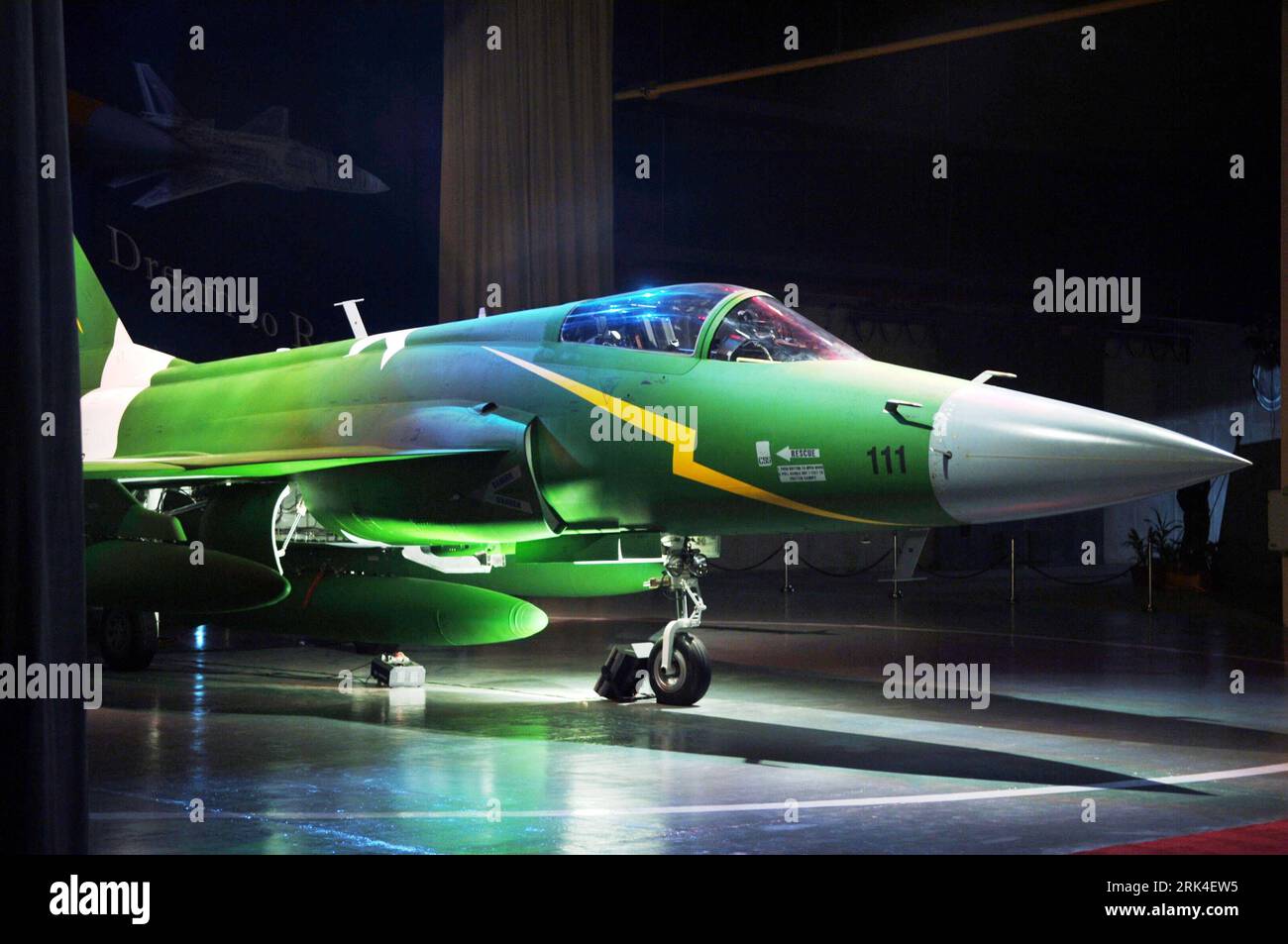 Bildnummer: 53622496 Datum: 23.11.2009 Copyright: imago/Xinhua (091123) -- KAMRA, 23 novembre 2009 (Xinhua) -- Un nuovo aereo da combattimento JF-17 Thunder, primo del suo genere prodotto in Pakistan, è stato presentato al Pakistan Aeronautical Complex di Kamra, circa 60 chilometri a nord-ovest della capitale pakistana Islamabad, 23 novembre 2009. JF-17 è una sorta di caccia multiruolo a reazione avanzata investita e sviluppata congiuntamente da Cina e Pakistan. (Xinhua/li Jingchen) (wh) (3)PAKISTAN-JF-17 FIGHTER-UNVEILING PUBLICATIONxNOTxINxCHN Pakistan Kamra Militär Kampfflugzeug Premiumd kbdig xub 2009 quer o0 JF17, Flugzeug B. Foto Stock