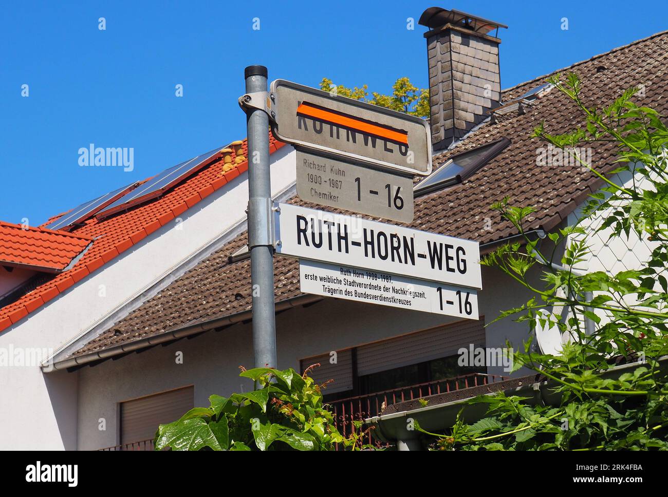 Un colpo ad angolo ridotto di cartelli metallici con una strada che viene rinominata a Darmstadt, in Germania Foto Stock