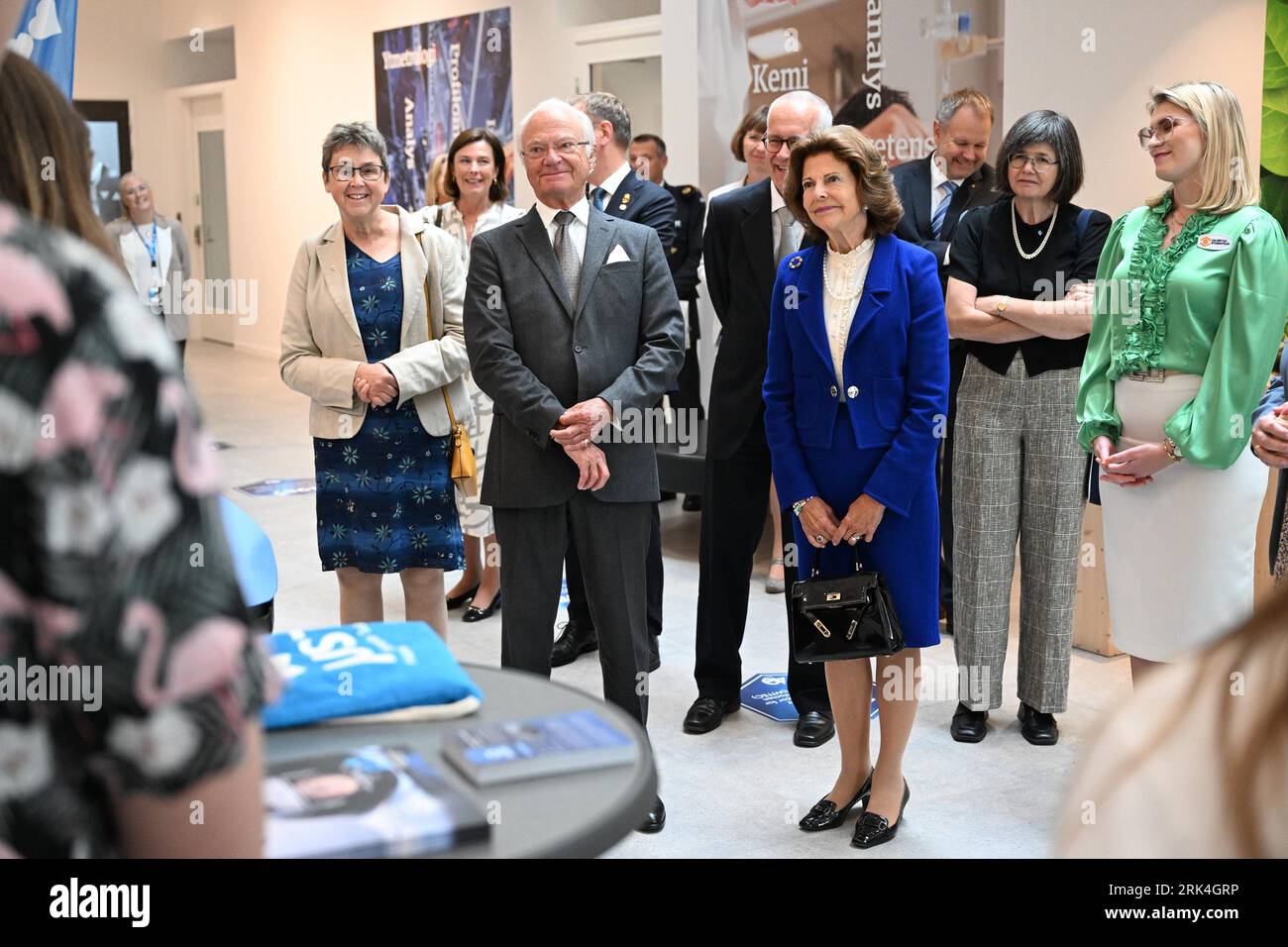 Re Carlo XVI Gustavo e la regina Silvia visitano il Fab Lab presso l'Università Halmstad di Halmstad durante la visita reale alla contea di Halland in Svezia, il 24 agosto 2023, per celebrare il 50° giubileo del re. Foto: Björn Larsson Rosvall /TT / code 9200 Foto Stock