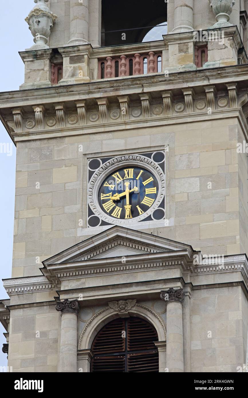 L'orologio della cattedrale di Staint Stephen presso la torre di Budapest in Ungheria Foto Stock