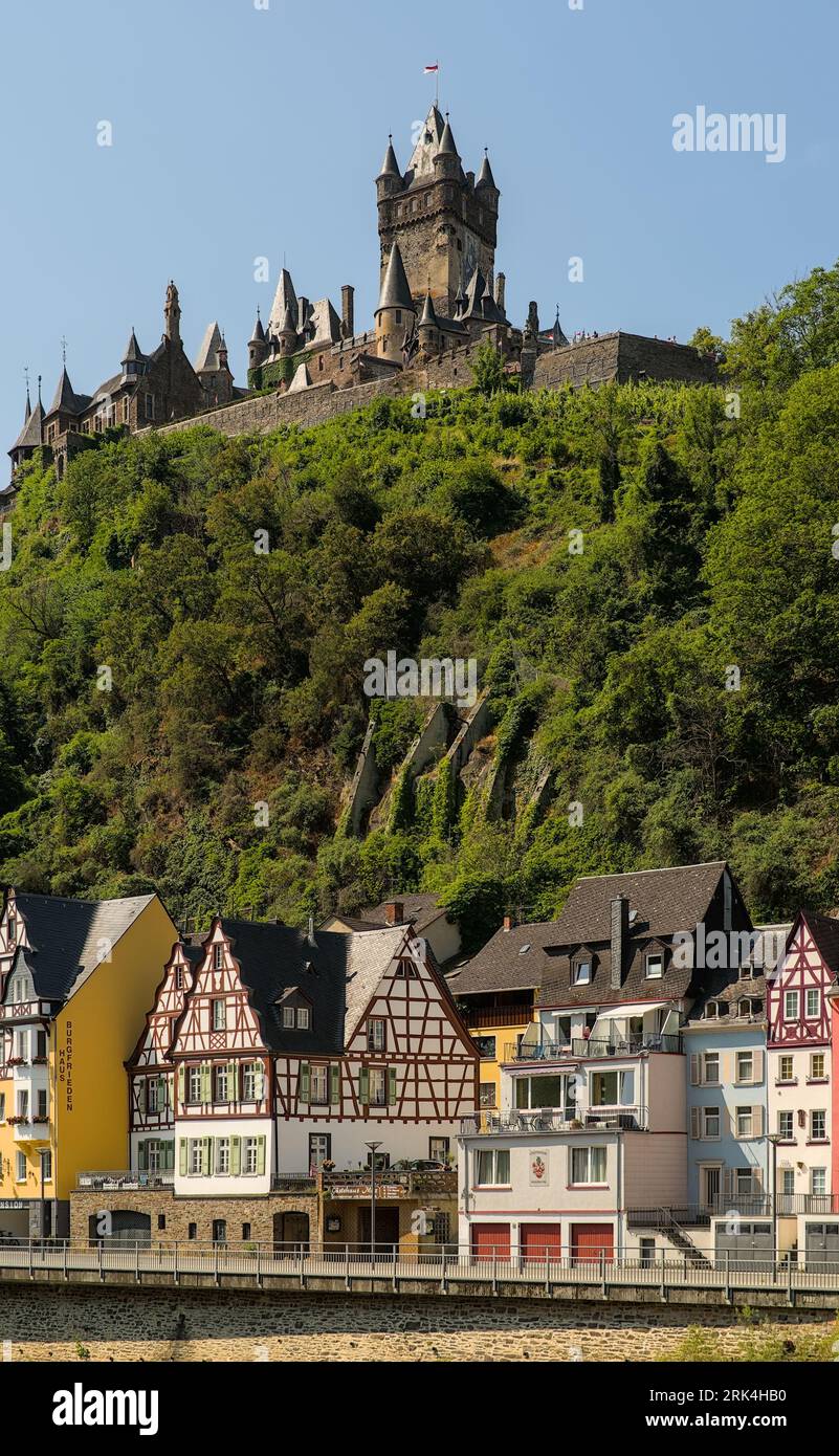 Un'immagine verticale di case classiche in stile europeo situate vicino al Castello di Reichsburg a Cochem, Germania Foto Stock