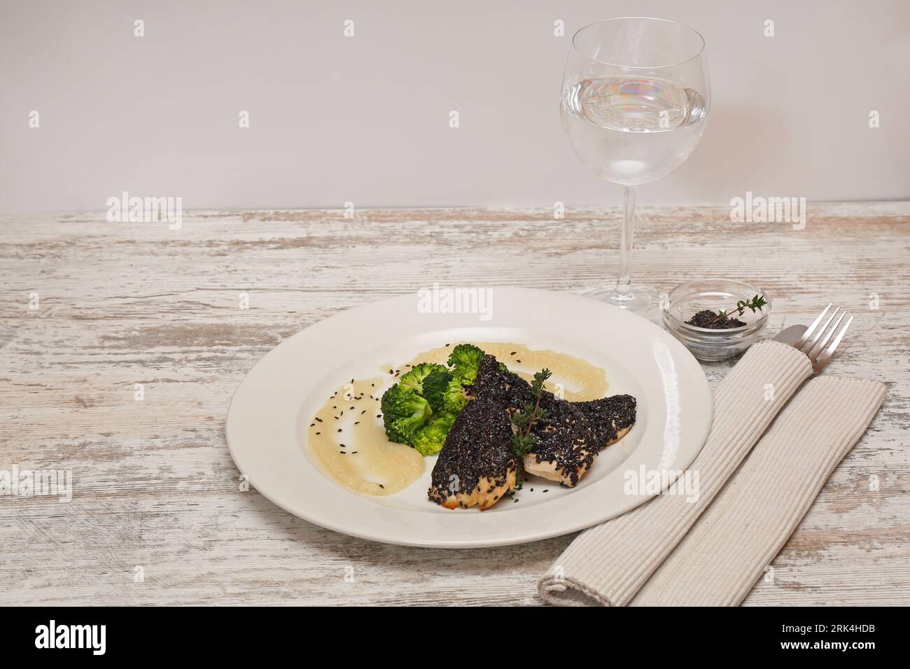 Filetti di pollo con semi di sesamo nero con broccoli e patate Mash serviti Foto Stock