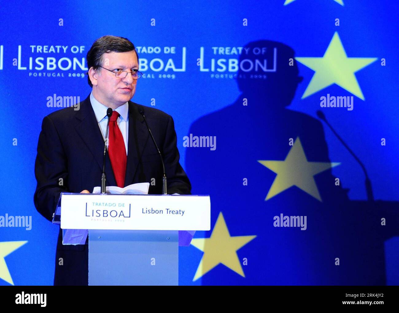 091202 -- LISBONA, 2 dicembre 2009 Xinhua -- il presidente della Commissione europea Jose Manuel Barroso tiene un discorso durante la cerimonia per celebrare l'entrata in vigore del trattato di Lisbona dell'Unione europea a Lisbona, capitale del Portogallo, 1 dicembre 2009. I leader dell'Unione europea si sono riuniti a Lisbona martedì per celebrare l'inaugurazione del trattato di Lisbona. Xinhua/Zeng Yi lmz 4PORTUGAL-LISBONA-TRATTATO-INAUGURAZIONE PUBLICATIONxNOTxINxCHN Foto Stock