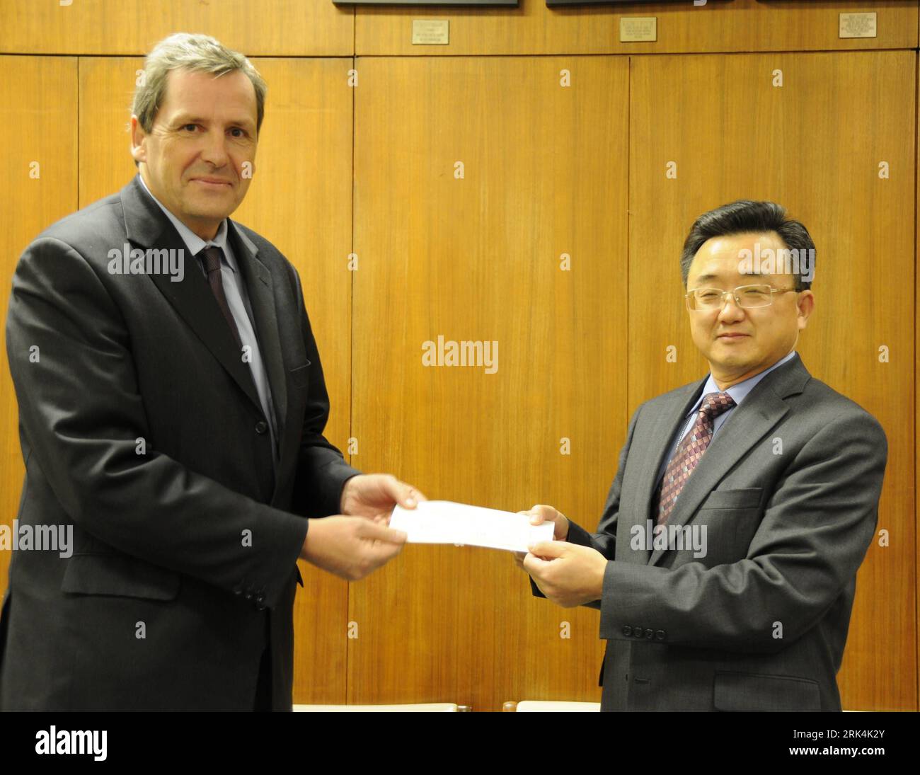 Bildnummer: 53639052 Datum: 01.12.2009 Copyright: imago/Xinhua Liu Zhenmin (R), il vice rappresentante permanente della Cina presso le Nazioni Unite presenta un assegno di 700.000 dollari a Alain le Roy, sottosegretario generale sul mantenimento della pace presso la sede delle Nazioni Unite a New York, negli Stati Uniti, il 1 dicembre 2009. Martedì la Cina ha donato 700.000 dollari USA a diversi fondi delle Nazioni Unite per il mantenimento della pace per sostenere gli sforzi di mediazione delle Nazioni Unite. In quanto paese in via di sviluppo, la Cina è il settimo maggiore contributore finanziario tra tutti i membri dell'ONU a sostenere le operazioni di mantenimento della pace delle Nazioni Unite. (Xinhua Foto Stock