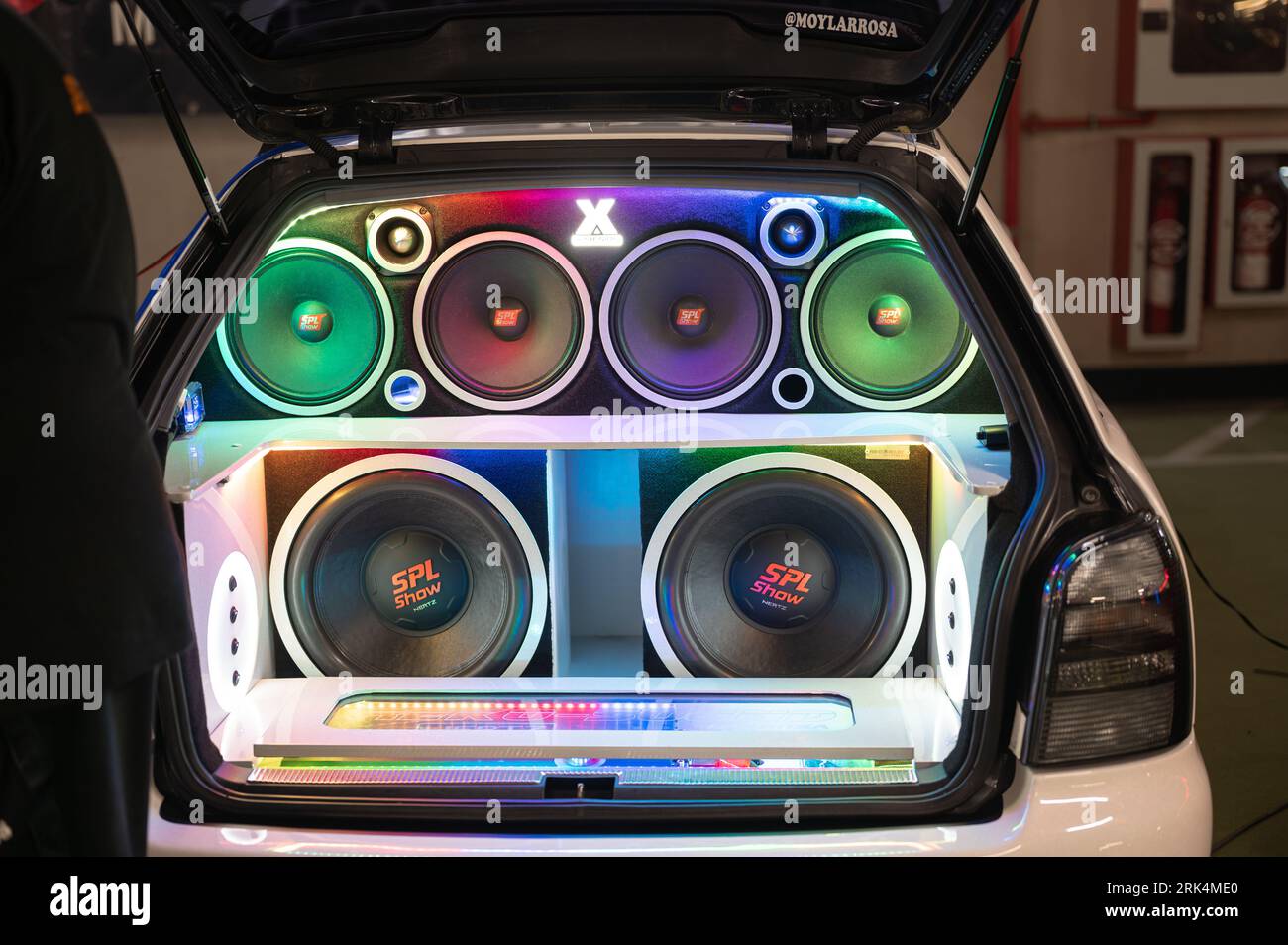 Auto con un enorme impianto stereo nel bagagliaio Foto stock - Alamy