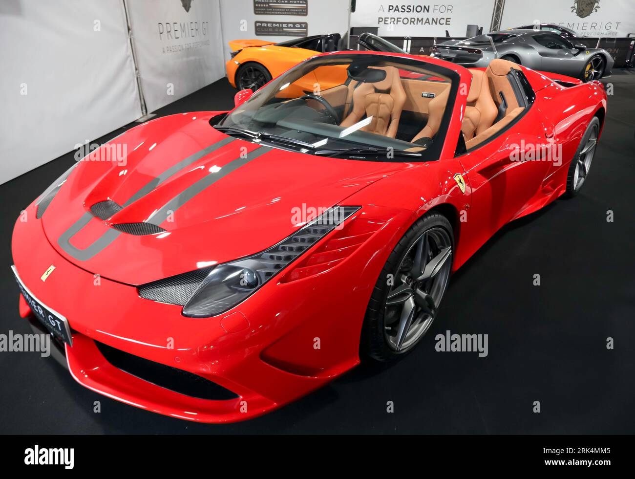 Vista frontale di tre quarti di una Ferrari 458 speciale aperta rossa, 2016, sullo stand Premier GT, al British Motor Show 2023 di Farnborough Foto Stock