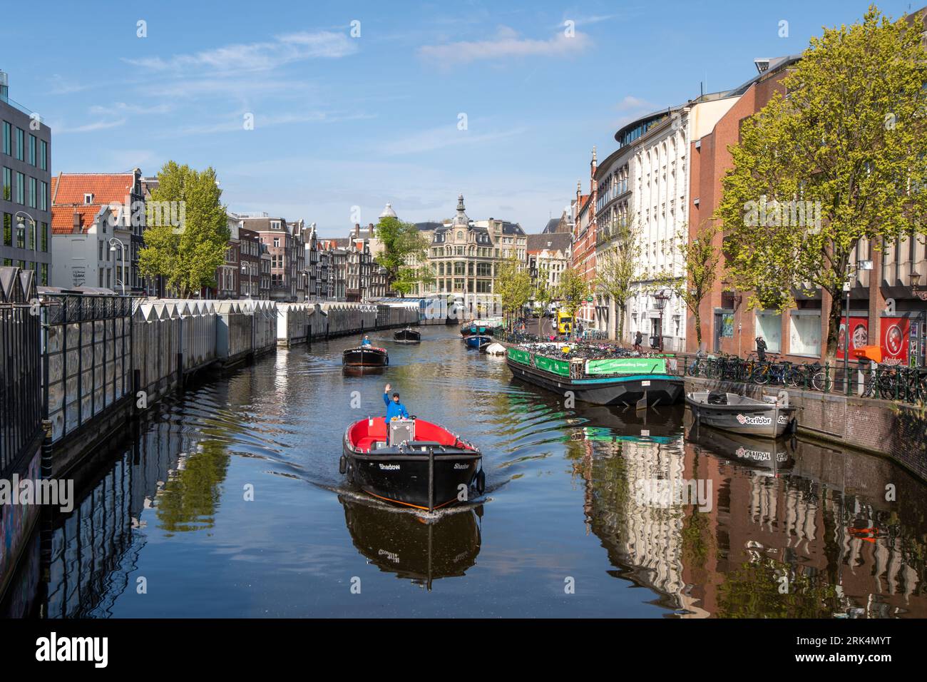 Barca ombra nel canale di Amsterdam Foto Stock