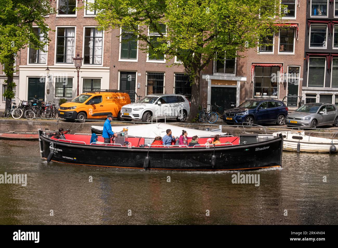 Barca ombra nel canale di Amsterdam Foto Stock