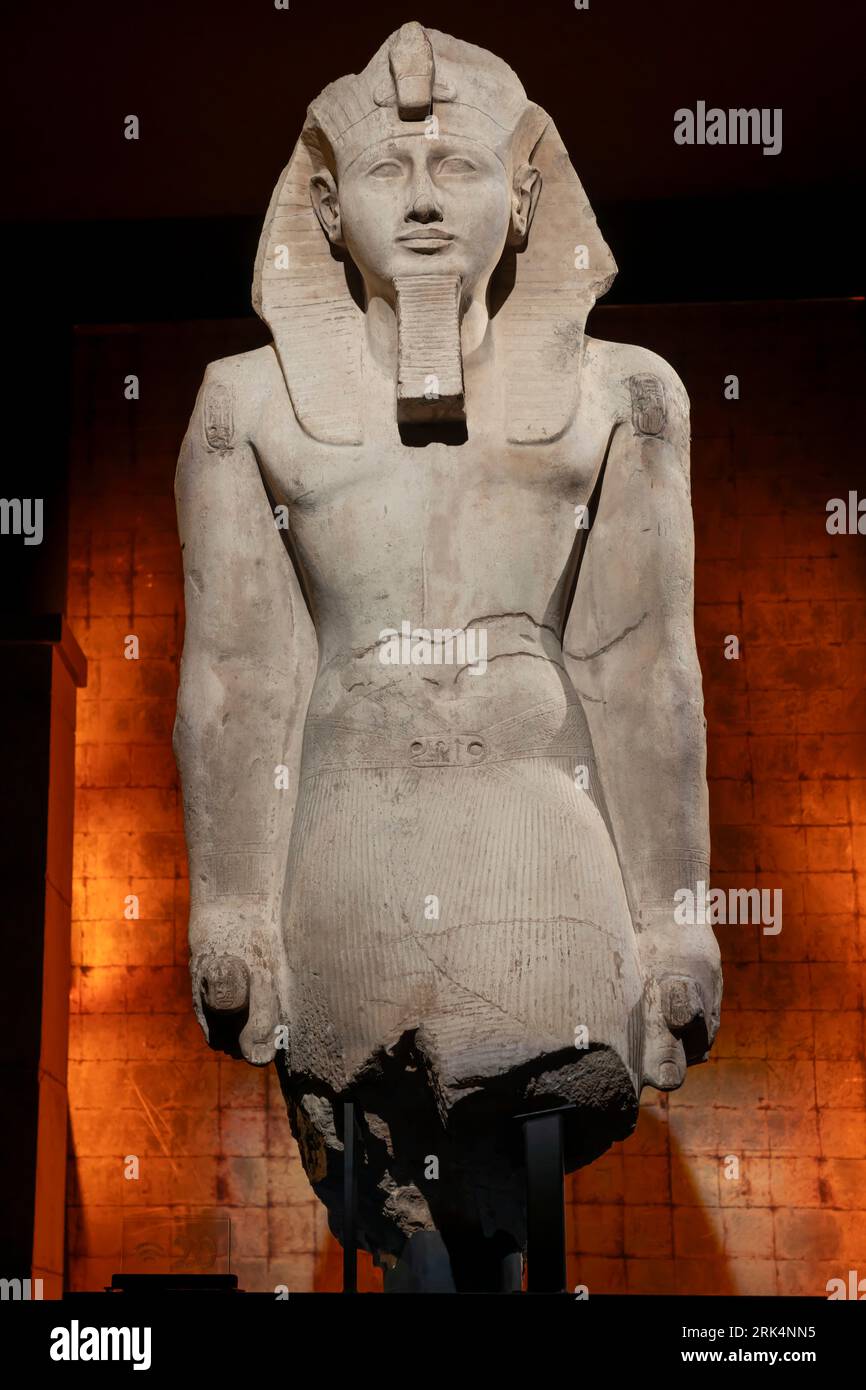 Parigi, Francia - 08 22 2023: Ramses II il grande, oro dei faraoni. Parte superiore di un colosso di Ramses II Foto Stock
