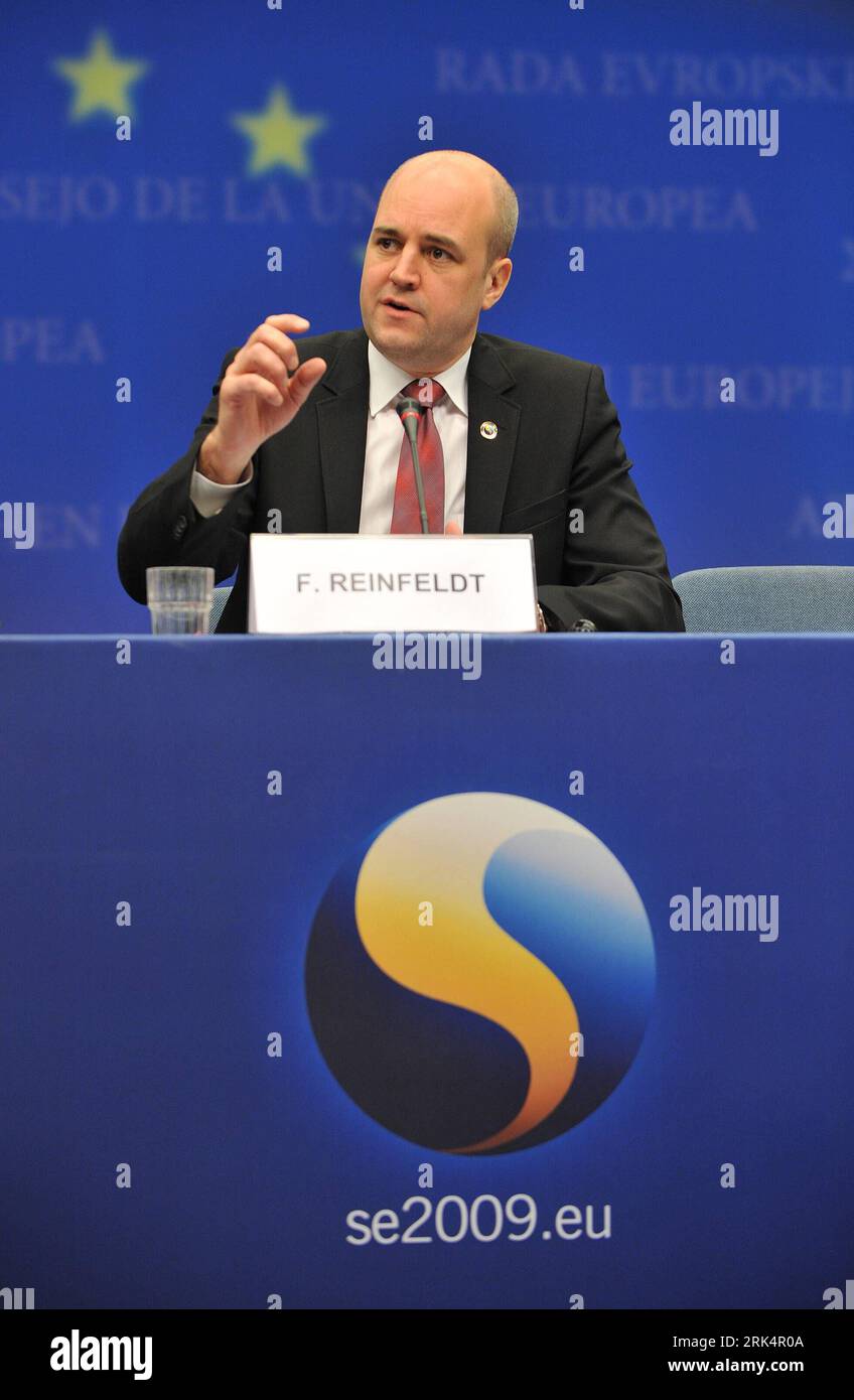 Bildnummer: 53660557  Datum: 11.12.2009  Copyright: imago/Xinhua (091211) -- BRUSSELS, Dec. 11, 2009 (Xinhua) -- EU rotating president, Swedish Prime Minister Fredrik Reinfeldt addresses a press conference after the EU summit at EU headquarters in Brussels, capital of Belgium, on Dec. 11, 2009. The EU rotating presidency will be shifted from Sweden to Spain from Jan. 1, 2010 for six months. (Xinhua/Wu Wei) (lr) (4)BELGIUM-BRUSSELS-EU ROTATING PRESIDENCY-SWEDEN-SPAIN PUBLICATIONxNOTxINxCHN Brüssel Treffen Gipfel EU Gipfeltreffen People Politik Politik kbdig xub 2009 hoch    Bildnummer 53660557 Foto Stock