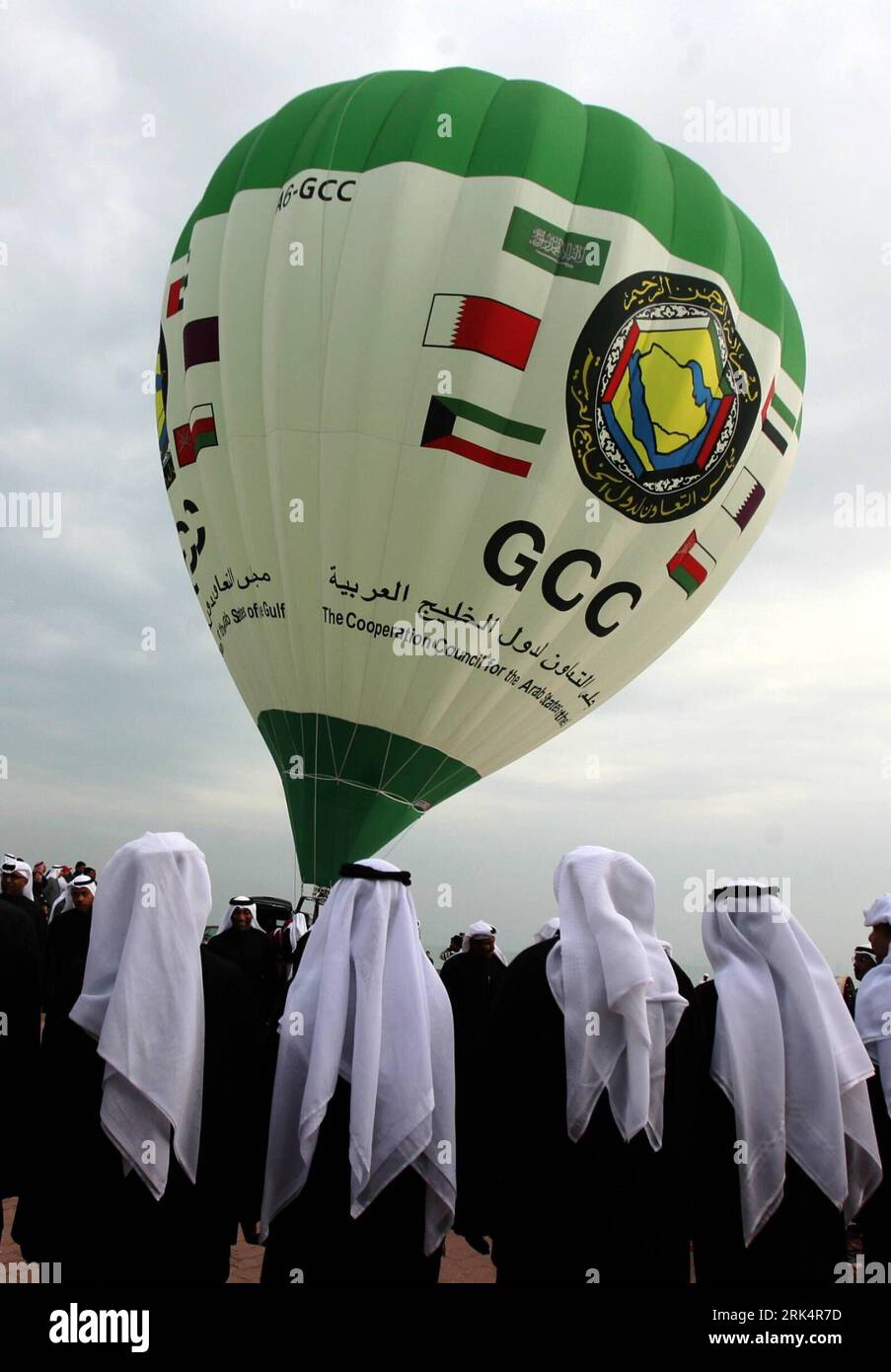 Bildnummer: 53660843 Datum: 11.12.2009 Copyright: imago/Xinhua (091211) -- KUWAIT CITY, 11 dicembre 2009 (Xinhua) -- KUWAIT men look at a hot air balloon with the logo of the Gulf Cooperation Council (GCC) Before the Kuwait Towers in Kuwait City, 11 dicembre 2009. L'attività di lancio dei palloni iniziata dagli organizzatori degli Emirati Arabi Uniti (UAE) mirava a trasmettere un messaggio alle nazioni all'interno e all'esterno del GCC sulla filosofia, la carta di fondazione e gli obiettivi del blocco.(Xinhua/Noufal Ibarhim) (zw) (1)KUWAIT-GCC-BALLOON PUBLICATIONxNOTxINxCHN Politik Golf Kooperationsrat Golfstaaten Foto Stock