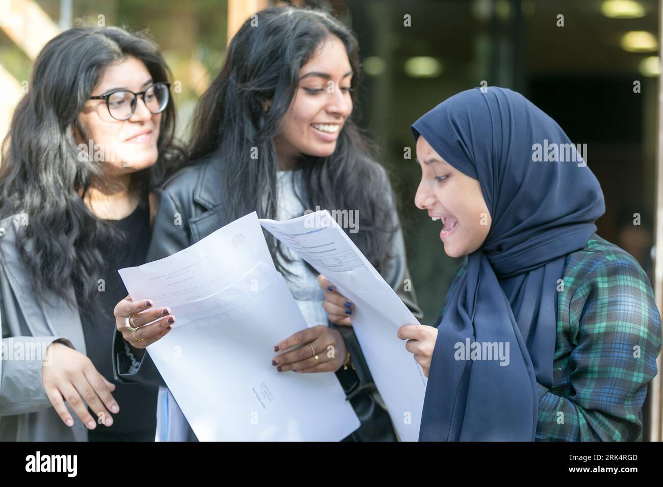 Birmingham, Regno Unito. 24 agosto 2023. Razanne Maflahi di King Edward vi Camp Hill for Girls, Birmingham, apre i suoi risultati GCSE per scoprire che ha dieci voti Crediti: Peter Lopeman/Alamy Live News Foto Stock