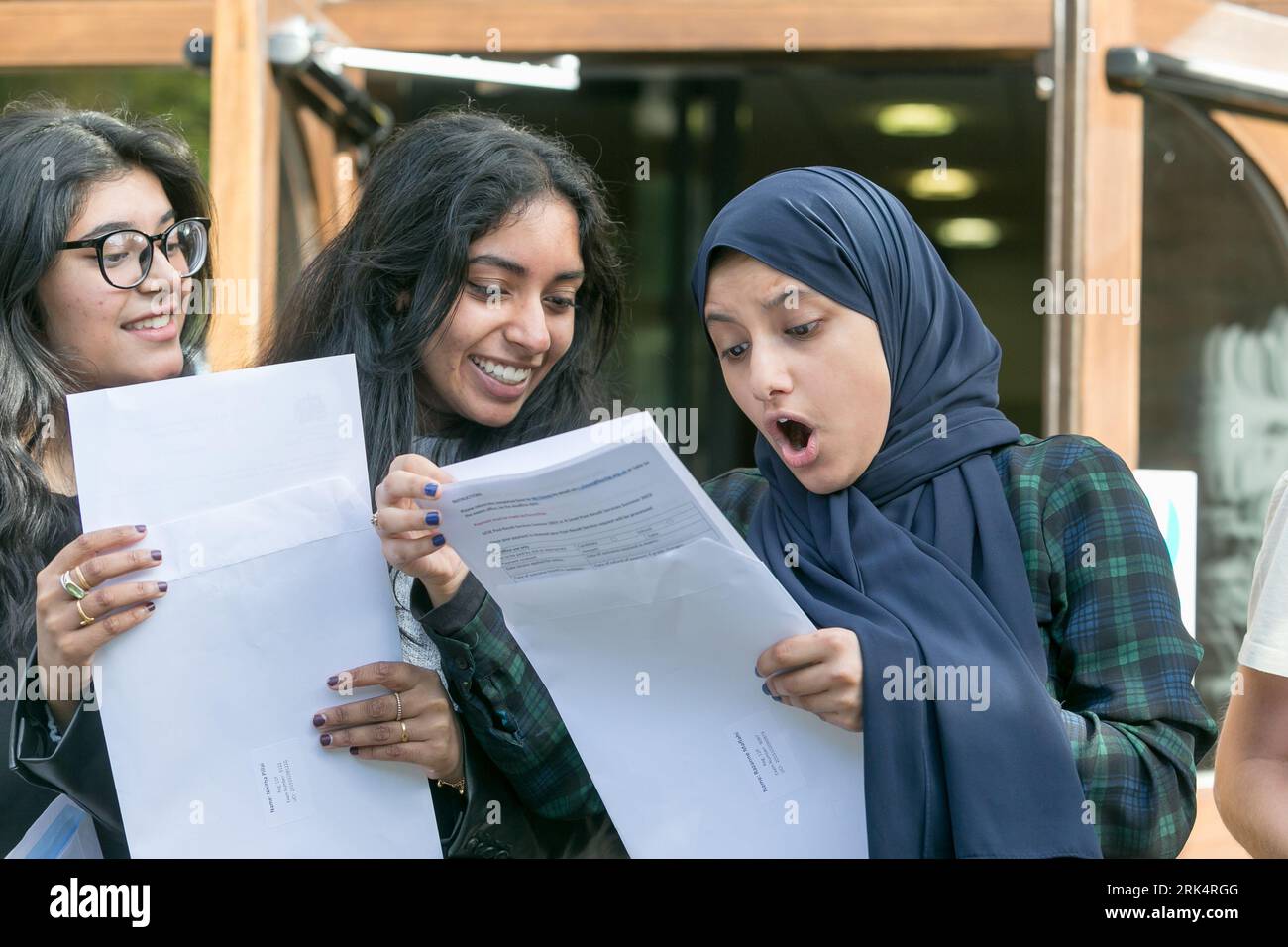 Birmingham, Regno Unito. 24 agosto 2023. Razanne Maflahi di King Edward vi Camp Hill for Girls, Birmingham, apre i suoi risultati GCSE per scoprire che ha dieci voti Crediti: Peter Lopeman/Alamy Live News Foto Stock