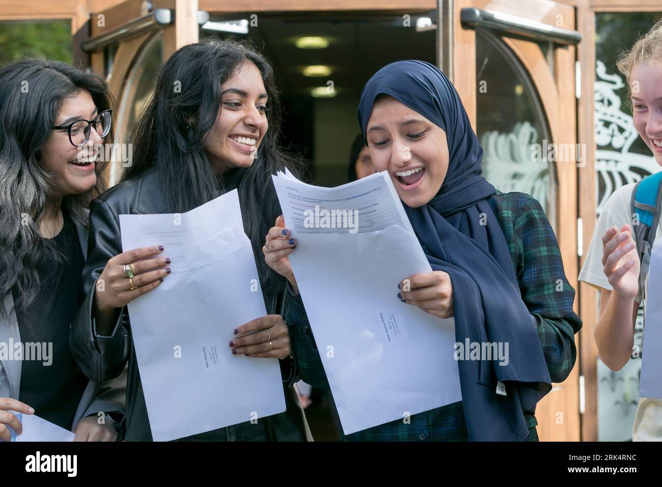 Birmingham, Regno Unito. 24 agosto 2023. Razanne Maflahi di King Edward vi Camp Hill for Girls, Birmingham, apre i suoi risultati GCSE per scoprire che ha dieci voti Crediti: Peter Lopeman/Alamy Live News Foto Stock