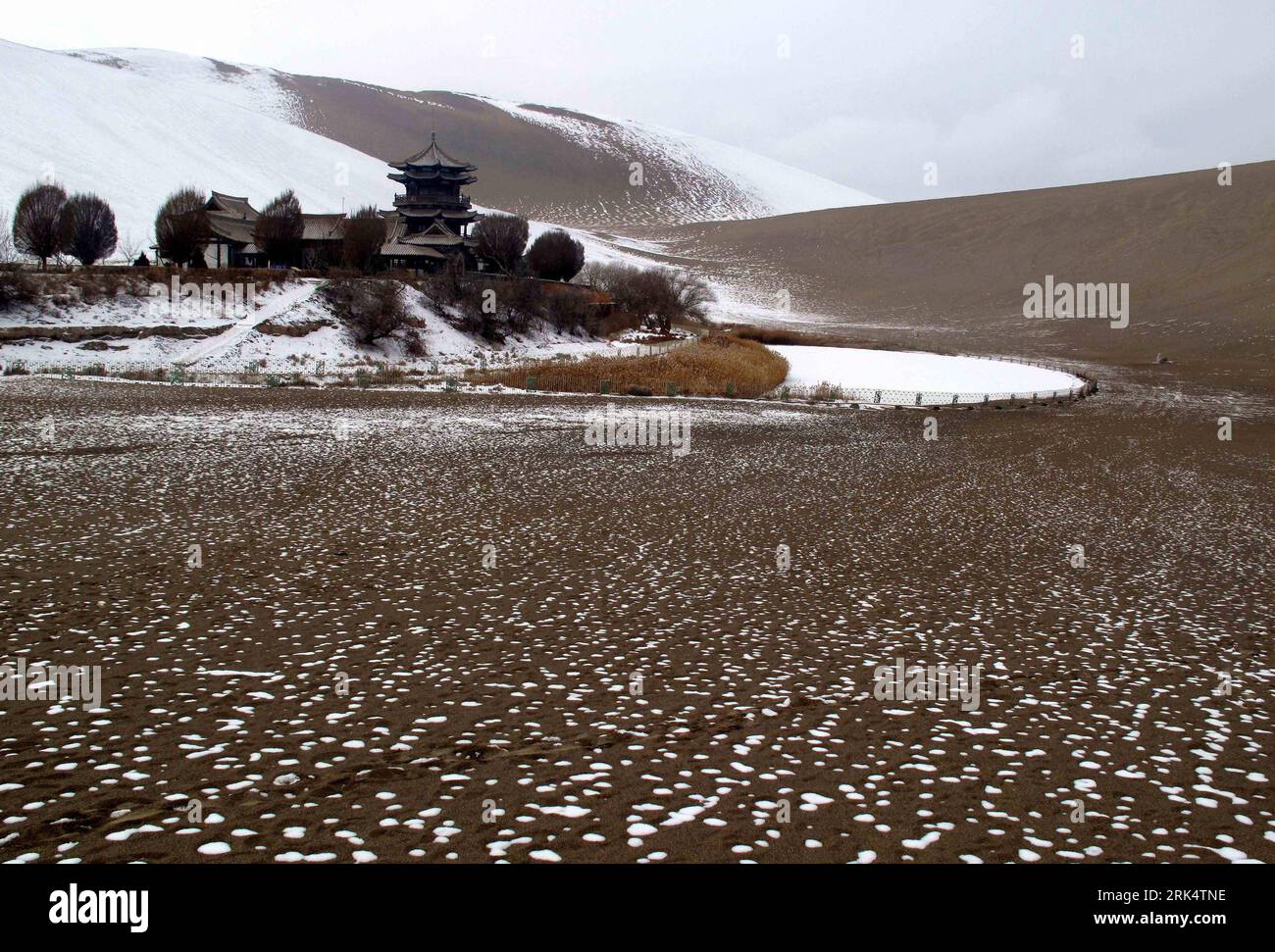 Bildnummer: 53665945 Datum: 14.12.2009 Copyright: imago/Xinhua foto scattata il 14 dicembre 2009 mostra la scena della neve a Yueyaquan Spring (Crescent Spring) vicino a Mingshashan, famose attrazioni turistiche a Dunhuang, nella provincia del Gansu della Cina nord-occidentale. (Xinhua/Zhang Weixian) (px) (2)CHINA-GANSU-YUEYAQUAN SPRING-SNOW SCENOGRAFIA(CN) PUBLICATIONxNOTxINxCHN Reisen China totale Jahreszeit Winter kbdig xub 2009 2009 quer o0 SEE, Mondsichelsee Bildnummer 53665945 Date 14 12 2009 Copyright Imago XINHUA Photo taken ON DEC 14 Creshfaman Spring Shows the Scenscent Foto Stock