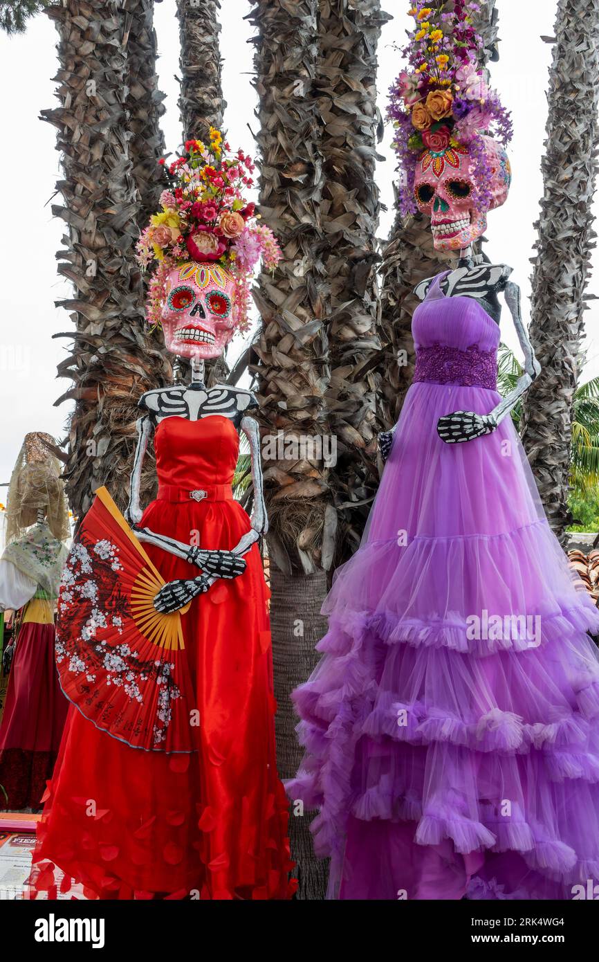 Dia de los Muertos (il giorno dei morti) scheletri e teschi di zucchero, divertenti catrinas con abiti, decorazioni di Halloween nel centro storico di San Diego, California Foto Stock