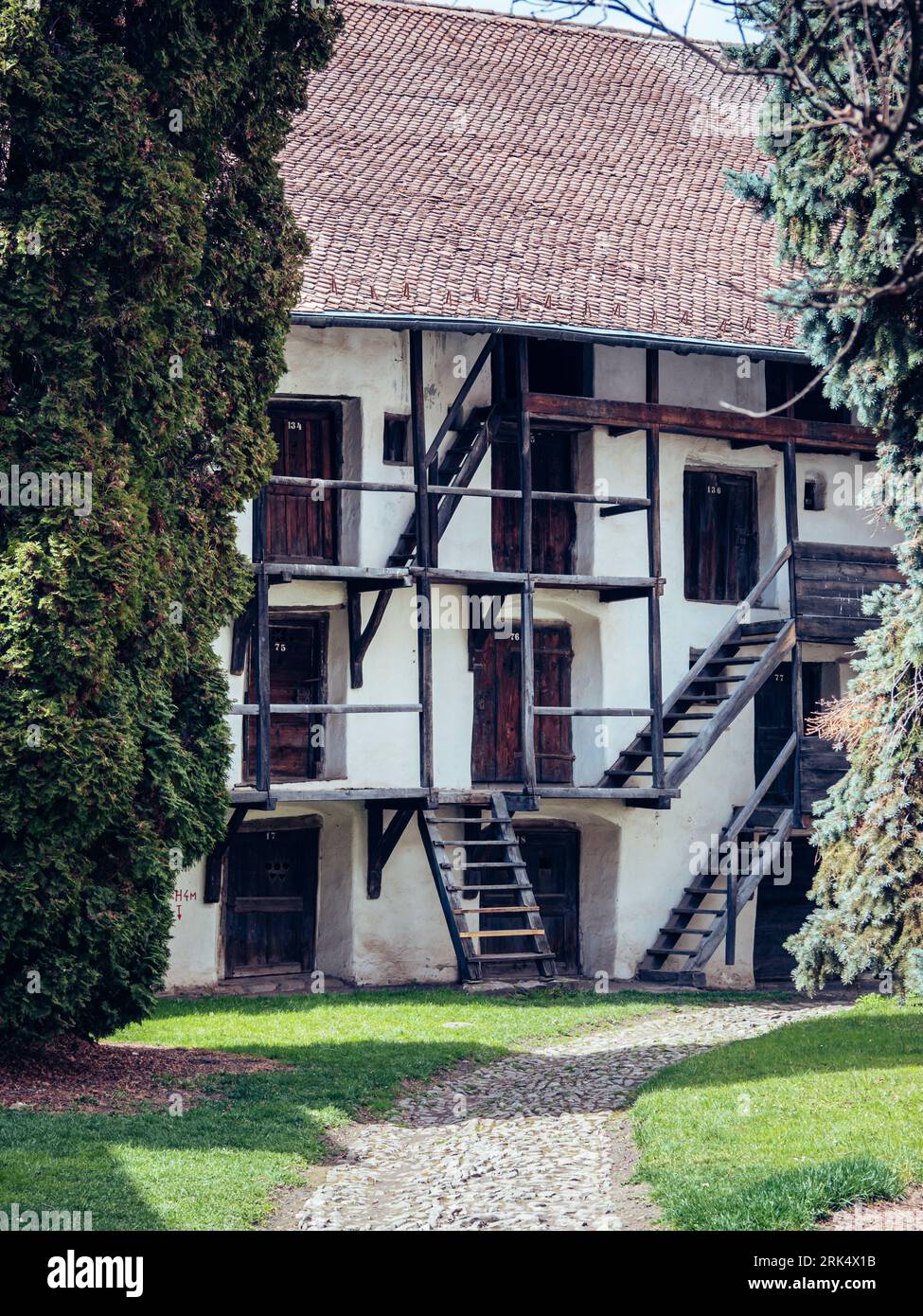 Una vecchia casa di legno a due piani, caratterizzata da una scala esterna che conduce al secondo piano Foto Stock