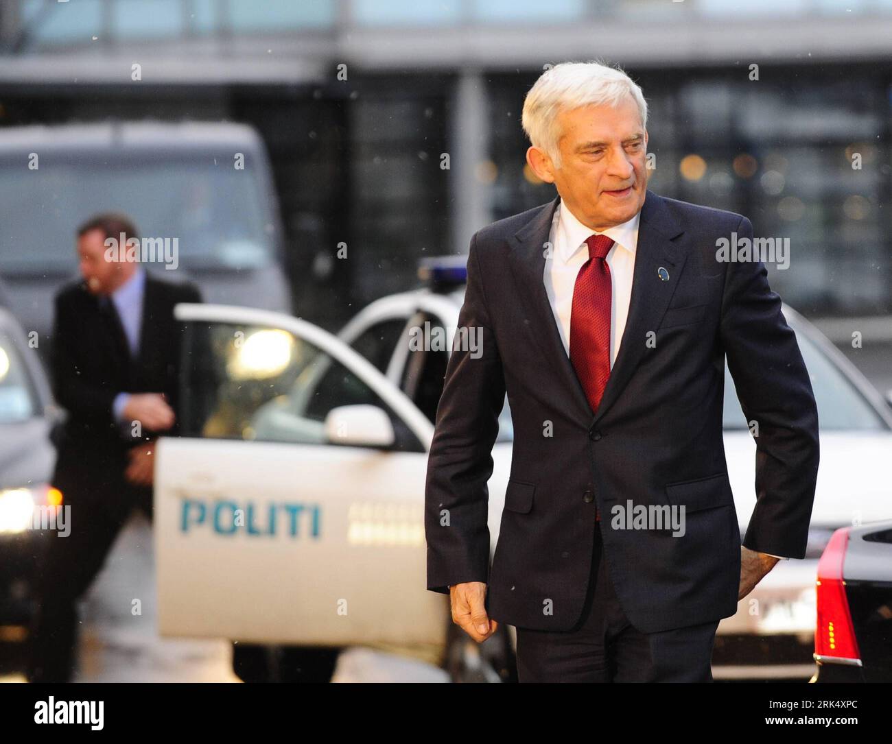 Bildnummer: 53677605 Datum: 18.12.2009 Copyright: imago/Xinhua (091218) - COPENAGHEN, 18 dicembre 2009 (Xinhua) - il presidente del Parlamento europeo Jerzy Buzek arriva per la riunione dei leader della Conferenza quadro sui cambiamenti climatici delle Nazioni Unite a Copenaghen, Danimarca, 18 dicembre 2009. (Xinhua/Zeng Yi) DANIMARCA-COPENHAGEN-CONFERENZA SUL CAMBIAMENTO CLIMATICO-LEADER PUBLICATIONxNOTxINxCHN People Politik Klima Klimakonferenz Weltklimakonferenz Kopenhagen premiumd kbdig xsp 2009 quer o0 Weltklimagipfel Klimagipfel o00 Porträt Bildnummer 53677605 Data 18 12 2009 Copyright Imago XINHUA Copenhagen DEC 20 Foto Stock