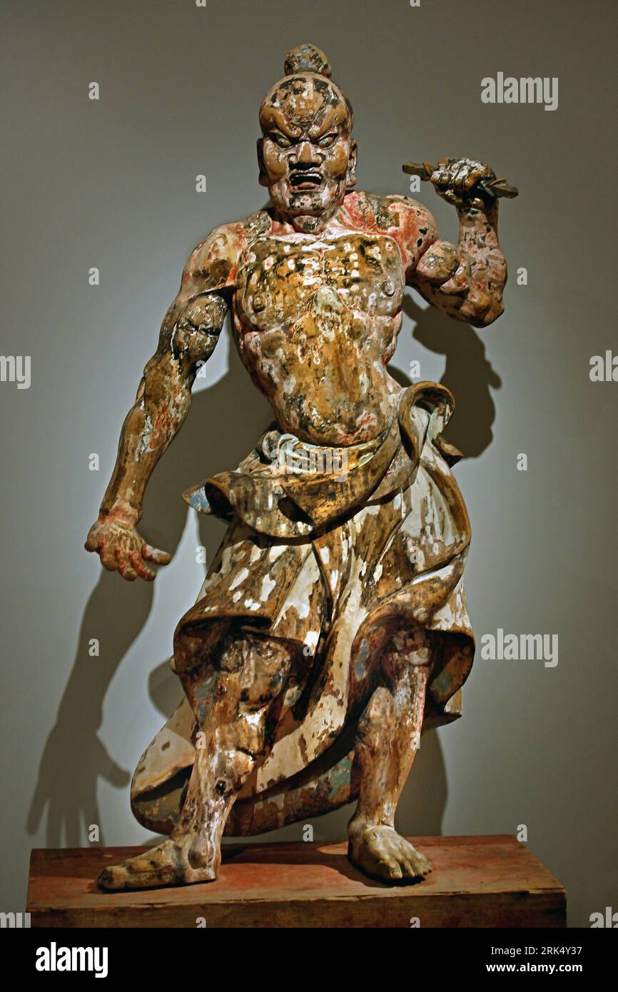 Temple Guardian Museo giapponese del XIV secolo (collocato all'ingresso di un tempio al reparto del male) situato al Rijksmuseum di Amsterdam. Legno (materiale vegetale), h c.239 cm x L 131 cm x P 62 cm i guardiani del tempio sono collocati all'ingresso di un tempio per allontanare il male. Ognuna di queste figure ha una vajra per schiacciare l'ignoranza. Le loro bocche aperte e chiuse rappresentano a e un, la prima e ultima sillabe di Siddham (una scrittura usata per scrivere il sanscrito): Queste sillabe simboleggiano tutti i suoni e gli script parlati, quindi tutta la conoscenza. Adoratori che entrano nel quartiere del tempio attraverso il t Foto Stock
