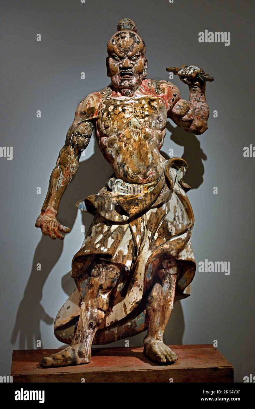 Temple Guardian Museo giapponese del XIV secolo (collocato all'ingresso di un tempio al reparto del male) situato al Rijksmuseum di Amsterdam. Legno (materiale vegetale), h c.239 cm x L 131 cm x P 62 cm i guardiani del tempio sono collocati all'ingresso di un tempio per allontanare il male. Ognuna di queste figure ha una vajra per schiacciare l'ignoranza. Le loro bocche aperte e chiuse rappresentano a e un, la prima e ultima sillabe di Siddham (una scrittura usata per scrivere il sanscrito): Queste sillabe simboleggiano tutti i suoni e gli script parlati, quindi tutta la conoscenza. Adoratori che entrano nel quartiere del tempio attraverso il t Foto Stock