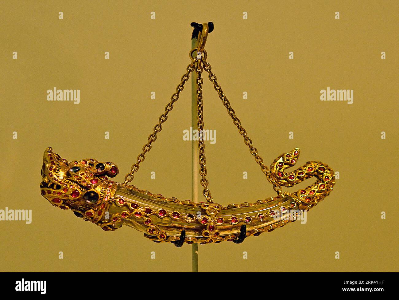 Ciondolo a forma di akara, orafo, anonimo cristallo di roccia di Goa India del 1600, oro, zaffiro, rubino, 8cm x 10,5cm x 1,8cm orafo: Anonymous ( questo ciondolo è in realtà un piccolo fischio: Un canale attraversa il centro della bocca della creatura che si collega a una tacca nello stomaco. Un rumore fischio viene generato soffiando nella bocca della creatura acquatica (makara). Questo oggetto, tuttavia, era inteso principalmente come un ornamento ed era ispirato ai fischi europei fatti di metallo prezioso che venivano utilizzati dagli ammiragli e da altri ufficiali della marina.) Foto Stock