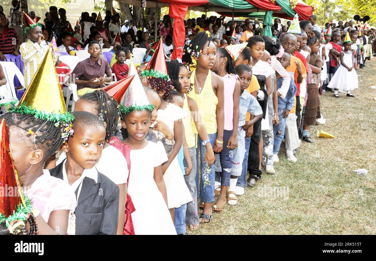 Bildnummer: 53686068 Datum: 23.12.2009 Copyright: imago/Xinhua (091224) -- LAGOS, 24 dicembre 2009 (Xinhua) -- i bambini nigeriani aspettano in fila per partecipare a una festa di Natale organizzata dalla moglie del governatore dello Stato di Enugu Clara Chime a Enugu City, Nigeria, 23 dicembre. 2009. (Xinhua/Agenzia di notizie della Nigeria) (gj) (4)NIGERIA-LAGOS-CHRISTMAS PUBLICATIONxNOTxINxCHN Markt Weihnachten Nigeria kbdig xsp 2009 quer o0 Kinder Weihnachtsfeier o00 Warteschlange anstehen Bildnummer 53686068 Data 23 12 2009 Copyright Imago XINHUA Lagos DEC 24 2009 XINHUA CHA Queue in Nigerian Children Foto Stock