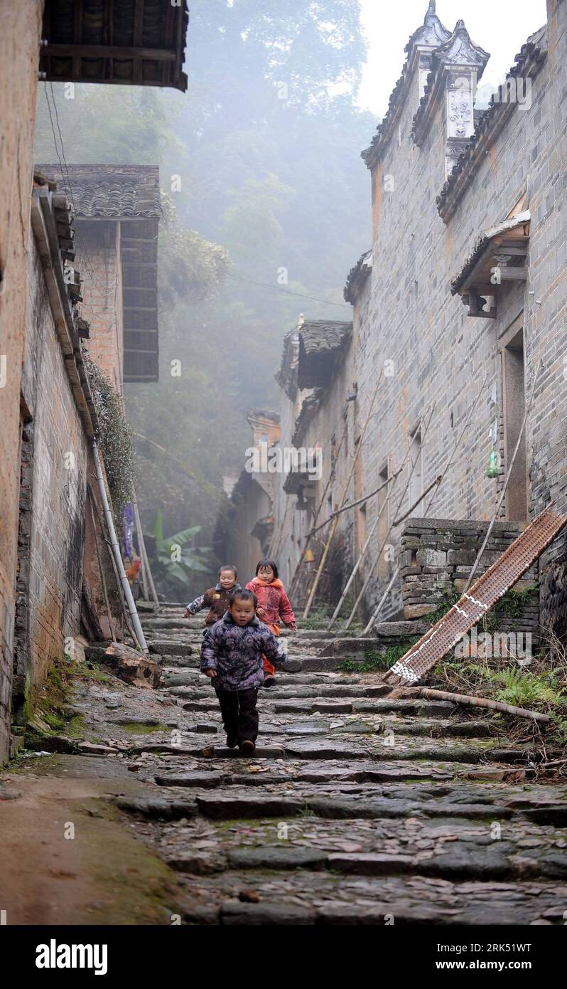 Bildnummer: 53687790 Datum: 26.12.2009 Copyright: imago/Xinhua (091227) -- GANXIAN (JIANGXI), 27 dicembre 2009 (Xinhua) -- i bambini giocano nel villaggio di Bailu, a nord-est della contea di Ganxian nella provincia di Jiangxi nella Cina orientale, 26 dicembre 2009. Il villaggio di Bailu, formato nel 1136, è ora un campione di ricerca della cultura tradizionale cinese Hakka. Con 69 antiche residenze ben conservate e templi ancestrali, il villaggio è stato elencato come uno dei quattro villaggi storici e culturali nazionali della Cina nel 2008. (Xinhua/Zhou KE) (hdt) (3)CHINA-GANXIAN-BAILU VILLAGE (CN) PUBLICATIONxNOTxINxCHN Reisen Asien kbdig x Foto Stock