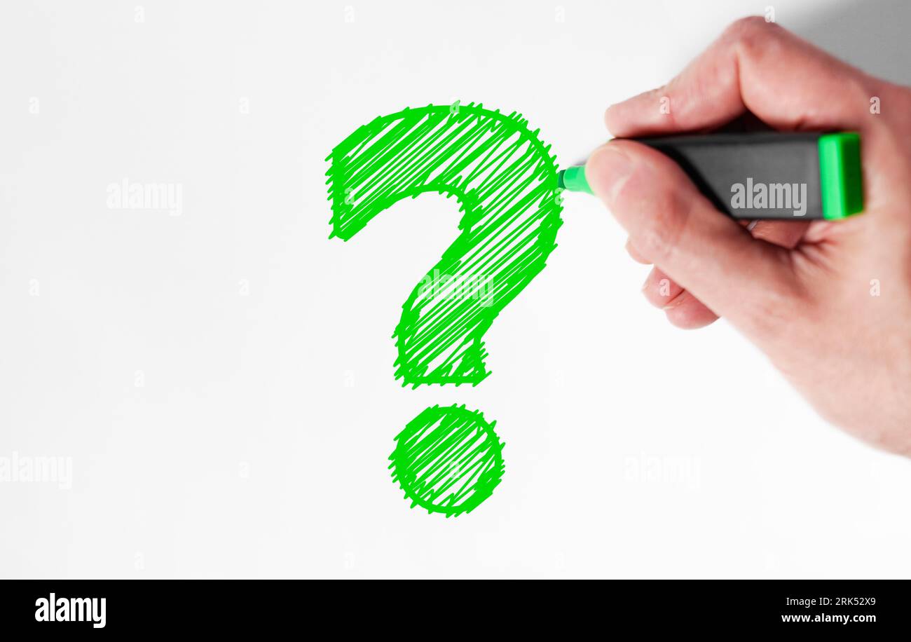 Domande del cliente e domande frequenti sul cliente vista dall'alto di una mano di un uomo che disegna un'icona con un punto interrogativo verde su sfondo bianco con spazio per la copia Foto Stock
