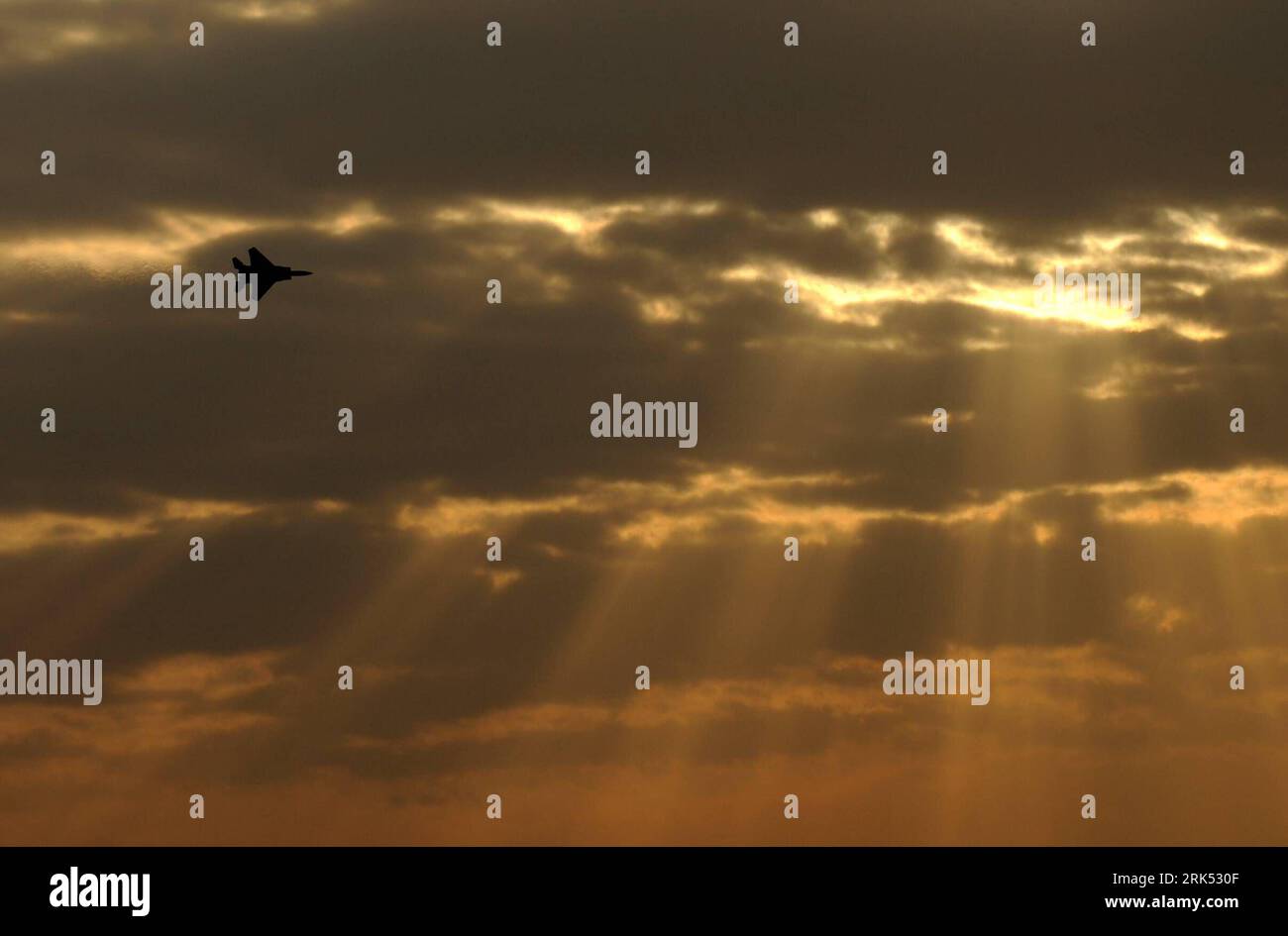 Bildnummer: 53691028 Datum: 29.12.2009 Copyright: imago/Xinhua (091229) - BE ER SHEVA, 29 dicembre 2009 (Xinhua) - An Israeli Air Force (IAF) F15I si esibisce durante la cerimonia di laurea della IAF Pilot Training School presso la base aerea di Hatzerim, fuori Beer Sheva, nel sud di Israele, 29 dicembre 2009. (Xinhua/Yin Bogu) (gxr) (6)ISRAELE-AIR FORCE-PILOTS-GRADUATION-AIR SHOW PUBLICATIONxNOTxINxCHN Militär Israel Luftwaffe Air Show kbdig xcb 2009 quer o0 F 15I F15 i Kampfflugzeug Staat Flugschau Bildnummer 53691028 29 2009 Date 29 12 2009 Copyright Imago XINHUA be He Force to SHINHUA Air Force to Israel DEC Foto Stock