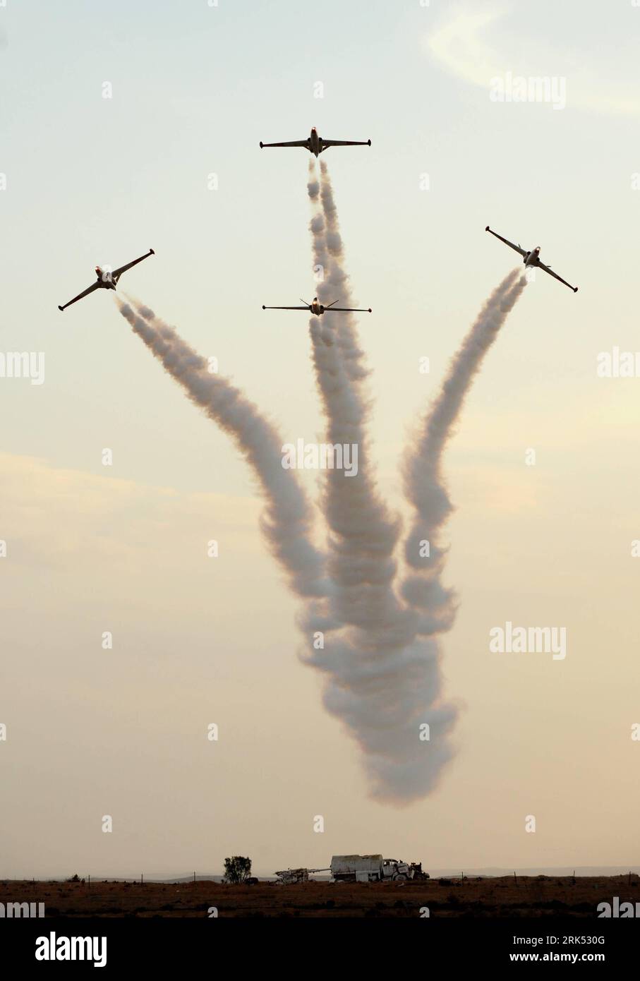 Bildnummer: 53691032 Datum: 29.12.2009 Copyright: imago/Xinhua (091229) -- BE ER SHEVA, Dec. 29, 2009 (Xinhua) -- Israeli Air Force (IAF) aircrafts perform during the IAF Pilot Training School Graduation Ceremony at Hatzerim Air Base, outside Beer Sheva, southern Israel, Dec. 29, 2009. (Xinhua/Yin Bogu) (zw) (10)ISRAEL-AIR FORCE-PILOTS-GRADUATION-AIR SHOW PUBLICATIONxNOTxINxCHN Militär Israel Luftwaffe Air Show kbdig xcb 2009 hoch o0 Kampfflugzeug Staat Flugschau o00 Objekte Bildnummer 53691032 Date 29 12 2009 Copyright Imago XINHUA Be he Sheva DEC 29 2009 XINHUA Israeli Air Force IAF ai Foto Stock