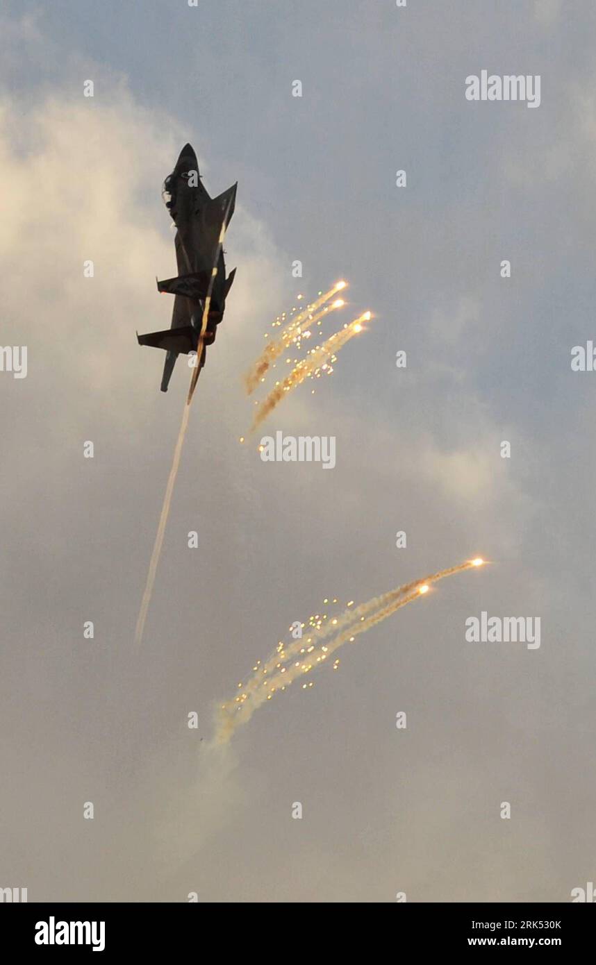 Bildnummer: 53691024 Datum: 29.12.2009 Copyright: imago/Xinhua (091229) - BE ER SHEVA, 29 dicembre 2009 (Xinhua) - An Israeli Air Force (IAF) F15I si esibisce durante la cerimonia di laurea della IAF Pilot Training School presso la base aerea di Hatzerim, fuori Beer Sheva, nel sud di Israele, 29 dicembre 2009. (Xinhua/Yin Bogu) (gxr) (2)ISRAELE-AIR FORCE-PILOTS-GRADUATION-AIR SHOW PUBLICATIONxNOTxINxCHN Militär Israel Luftwaffe Air Show kbdig xcb 2009 hoch o0 F 15I F15 i Kampfflugzeug Staat Flugschau o00 Objekte Bildnummer 53691024 29 2009 Date 29 12 2009 Copyright Imago XINHUA SHINHUA Israel Foto Stock