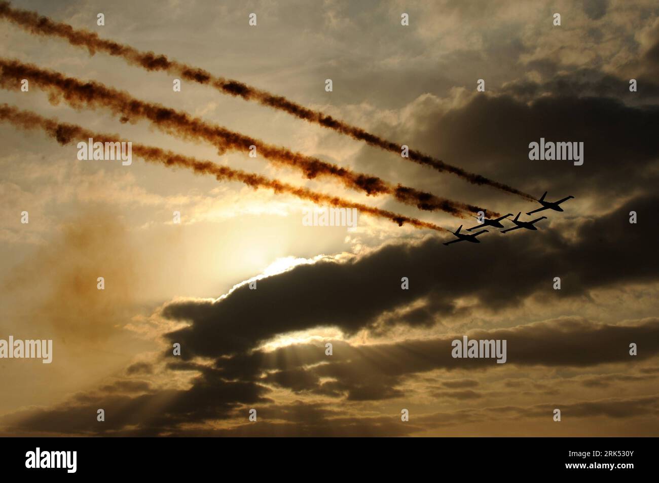 Bildnummer: 53691025 Datum: 29.12.2009 Copyright: imago/Xinhua (091229) -- BE ER SHEVA, 29 dicembre 2009 (Xinhua) -- aerei dell'aviazione israeliana (IAF) si esibiscono durante la cerimonia di laurea della IAF Pilot Training School presso la base aerea di Hatzerim, fuori Beer Sheva, nel sud di Israele, 29 dicembre 2009. (Xinhua/Yin Bogu) (zw) (3)ISRAEL-AIR FORCE-PILOTS-GRADUATION-AIR SHOW PUBLICATIONxNOTxINxCHN Militär Israel Luftwaffe Air Show kbdig xcb 2009 quer o0 Kampfflugzeug Staat Flugschau Bildnummer 53691025 Date 29 12 2009 Copyright Imago XINHUA BE He Sheva DEC 29 2009 XINHUA Aircraft Israel Air Force Foto Stock