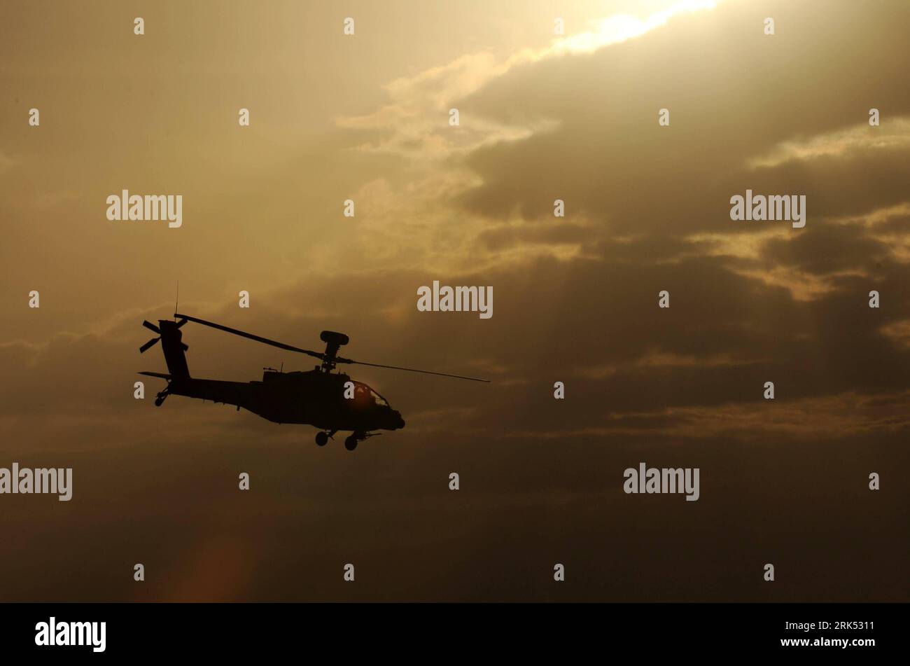 Bildnummer: 53691029 Datum: 29.12.2009 Copyright: imago/Xinhua (091229) -- BE ER SHEVA, 29 dicembre 2009 (Xinhua) -- un elicottero Apache dell'Aeronautica militare israeliana (IAF) si esibisce durante la cerimonia di laurea della IAF Pilot Training School presso la base aerea di Hatzerim, fuori Beer Sheva, nel sud di Israele, 29 dicembre 2009. (Xinhua/Yin Bogu) (gxr) (7)ISRAEL-AIR FORCE-PILOTS-GRADUATION-AIR SHOW PUBLICATIONxNOTxINxCHN Militär Israel Luftwaffe Air Show kbdig xcb 2009 quer o0 Hubschrauber Staat Flugschau o00 Objekte Bildnummer 53691029 29 2009 Date 29 12 2009 Copyright Imago XINHUA be he Sheva DEC to Israel Foto Stock