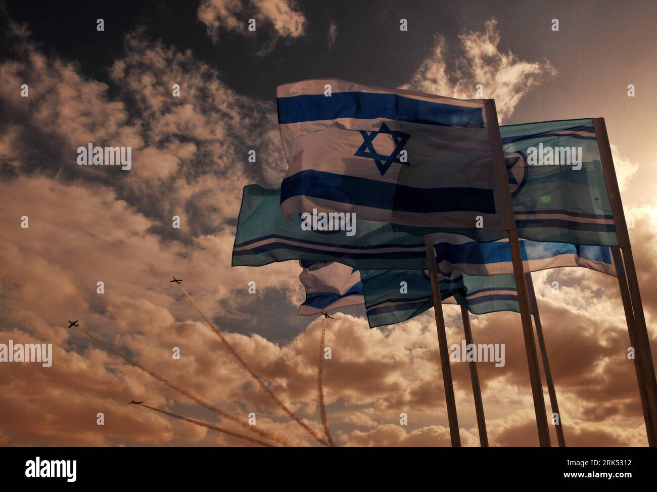 Bildnummer: 53691030 Datum: 29.12.2009 Copyright: imago/Xinhua (091229) -- BE ER SHEVA, Dec. 29, 2009 (Xinhua) -- Israeli Air Force (IAF) aircrafts perform during the IAF Pilot Training School Graduation Ceremony at Hatzerim Air Base, outside Beer Sheva, southern Israel, Dec. 29, 2009. (Xinhua/Yin Bogu) (gxr) (8)ISRAEL-AIR FORCE-PILOTS-GRADUATION-AIR SHOW PUBLICATIONxNOTxINxCHN Militär Israel Luftwaffe Air Show kbdig xcb 2009 quer o0 Fahne Nationalfahne Staat Flugschau o00 Objekte Bildnummer 53691030 Date 29 12 2009 Copyright Imago XINHUA Be he Sheva DEC 29 2009 XINHUA Israeli Air Force Foto Stock