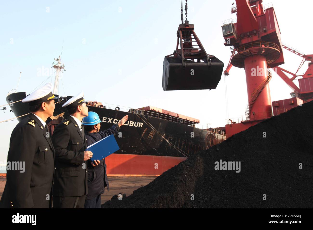 Bildnummer: 53711163 Datum: 07.01.2010 Copyright: imago/Xinhua (100107) -- LIANYUNGANG, 07 gennaio 2010 (Xinhua) -- i doganieri esaminano il carbone importato per la produzione di elettricità nel porto di Lianyungang della città di Lianyungang, provincia di Jiangsu della Cina orientale, 7 gennaio 2010. Il porto di Lianyungang ha aperto di recente un passaggio verde alle navi cargo che trasportano carbone per accelerare il processo di trasporto del carbone in modo da soddisfare la grande domanda di carbone in condizioni climatiche fredde. (Xinhua/Wang Jianmin) (zgp) (8)CHINA-LIANYUNGANG-COAL TRANSPORT (CN) PUBLICATIONxNOTxINxCHN Wirtschaft China Kohle Hafen kbdig xcb 2010 quer o0 Personen Foto Stock