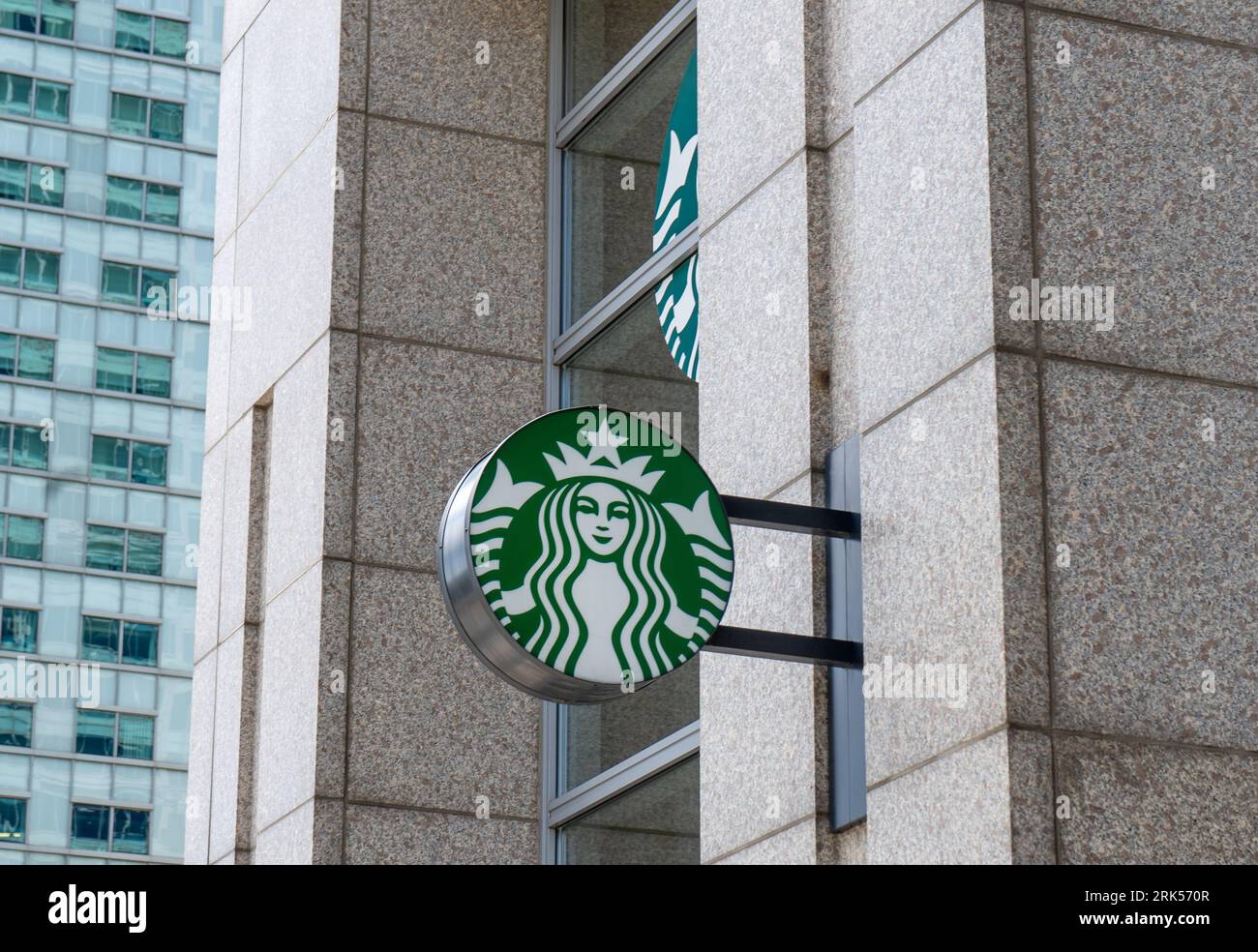 Cartello Starbucks Coffee in Europe Street. Ingresso nella caffetteria. Cartello aziendale Starbucks Coffee logo del brand store. Polonia, Varsavia - 27 luglio 2023. Foto Stock