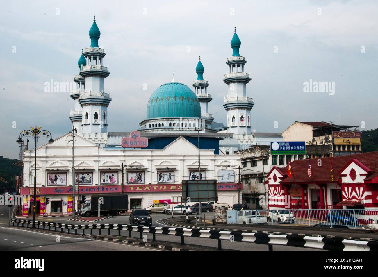 Moschea e storica stazione dei vigili del fuoco (in primo piano sulla destra) Klang, Selangor, Malesia Foto Stock