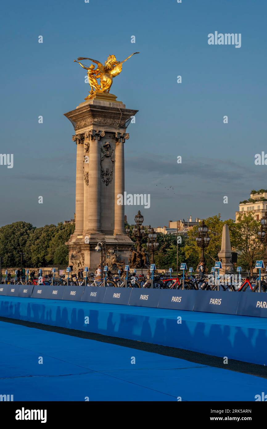 Parigi, Francia - 08 17 2023: Paris 2024 Triathlon test event. Vista delle infrastrutture allestite sul ponte Alexandre III per le gare di Triathlon Foto Stock