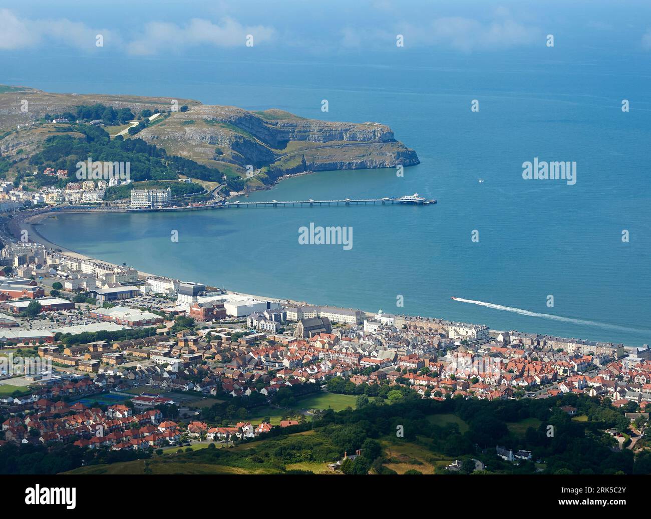 Una fotografia aerea di Llandudno e del Great Orm Headland, North Wales Coast, Regno Unito Foto Stock