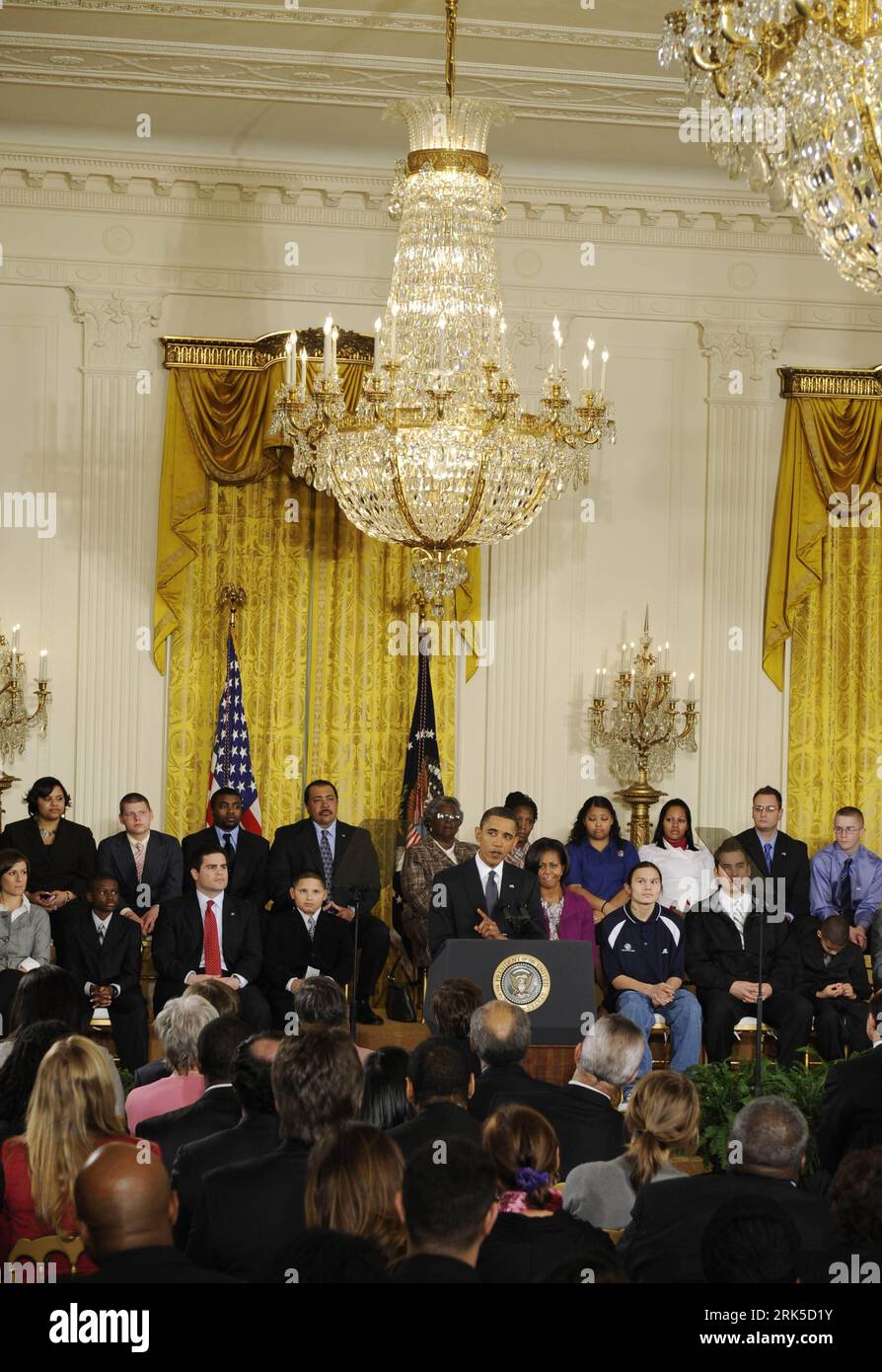 Bildnummer: 53740147 Datum: 20.01.2010 Copyright: imago/Xinhua (100120) -- WASHINGTON, 20 gennaio 2010 (Xinhua) -- il presidente degli Stati Uniti Barack Obama pronuncia osservazioni a un evento in onore del mese di mentoring nazionale nella stanza orientale della Casa Bianca a Washington D.C., capitale degli Stati Uniti, 20 gennaio 2010. (Xinhua/Zhang Jun) (gxr) (4)US-WASHINGTON-POLITICS-OBAMA PUBLICATIONxNOTxINxCHN People Politik premiumd kbdig xkg 2010 hoch Bildnummer 53740147 Data 20 01 2010 Copyright Imago XINHUA Washington Jan 20 2010 XINHUA presidente degli Stati Uniti Barack Obama consegna osservazioni A evento in ONORE di Natio Foto Stock