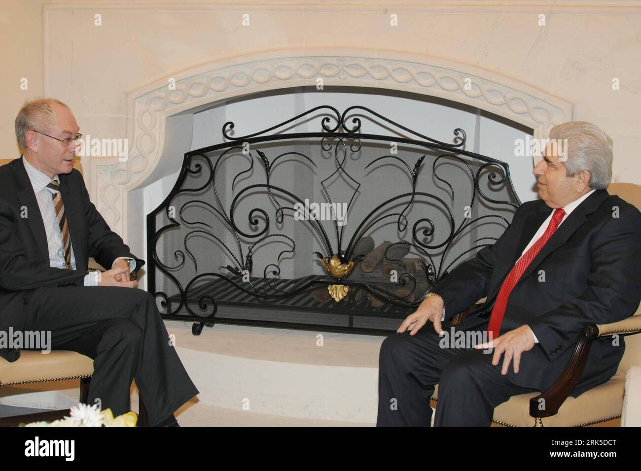 Bildnummer: 53742130 Datum: 21.01.2010 Copyright: imago/Xinhua (100121) -- NICOSIA, 21 gennaio 2010 (Xinhua) -- il presidente del Consiglio europeo in visita Herman Van Rompuy (L) incontra il presidente di Cipro e leader greco-cipriota Demetris Christofias a Nicosia, capitale di Cipro, 21 gennaio 2010. Ha affermato che l'Unione europea è pronta a fornire consulenza e sostegno per contribuire a trovare una soluzione al problema decennale di Cipro. (Xinhua/PIO) (gxr) (1)CIPRO-NICOSIA-VAN ROMPUY-VISIT PUBLICATIONxNOTxINxCHN People Politik premiumd kbdig xsp 2010 quer Bildnummer 53742130 Data 21 01 2010 Copyright i Foto Stock