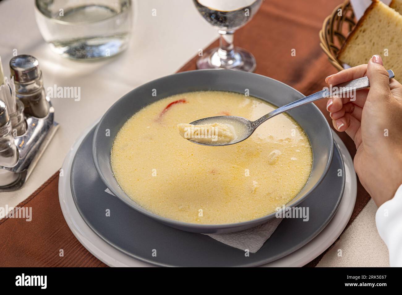 Tradizionale zuppa di trippa con piatti rumeni servita nel ristorante Foto Stock