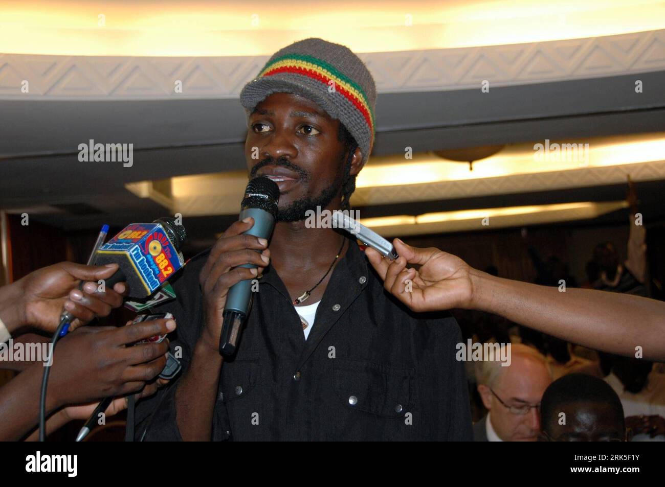 100125 -- KAMPALA, 25 gennaio 2010 Xinhua -- il cantante ugandese Bobi Wine chiede una donazione alla cerimonia di lancio del Fondo di appello per il disastro di Haiti presso il Serena Hotel a Kampala, capitale dell'Uganda, il 25 gennaio 2010. Il governo ugandese, insieme all'ambasciata di Trinidad e Tobago, ha lanciato il fondo qui lunedì per raccogliere aiuti e recuperare Haiti dopo il devastante terremoto ad Haiti. Xinhua/Samuel Okiror Egadu jl 4UGANDA-HAITI-FUND PUBLICATIONxNOTxINxCHN Foto Stock