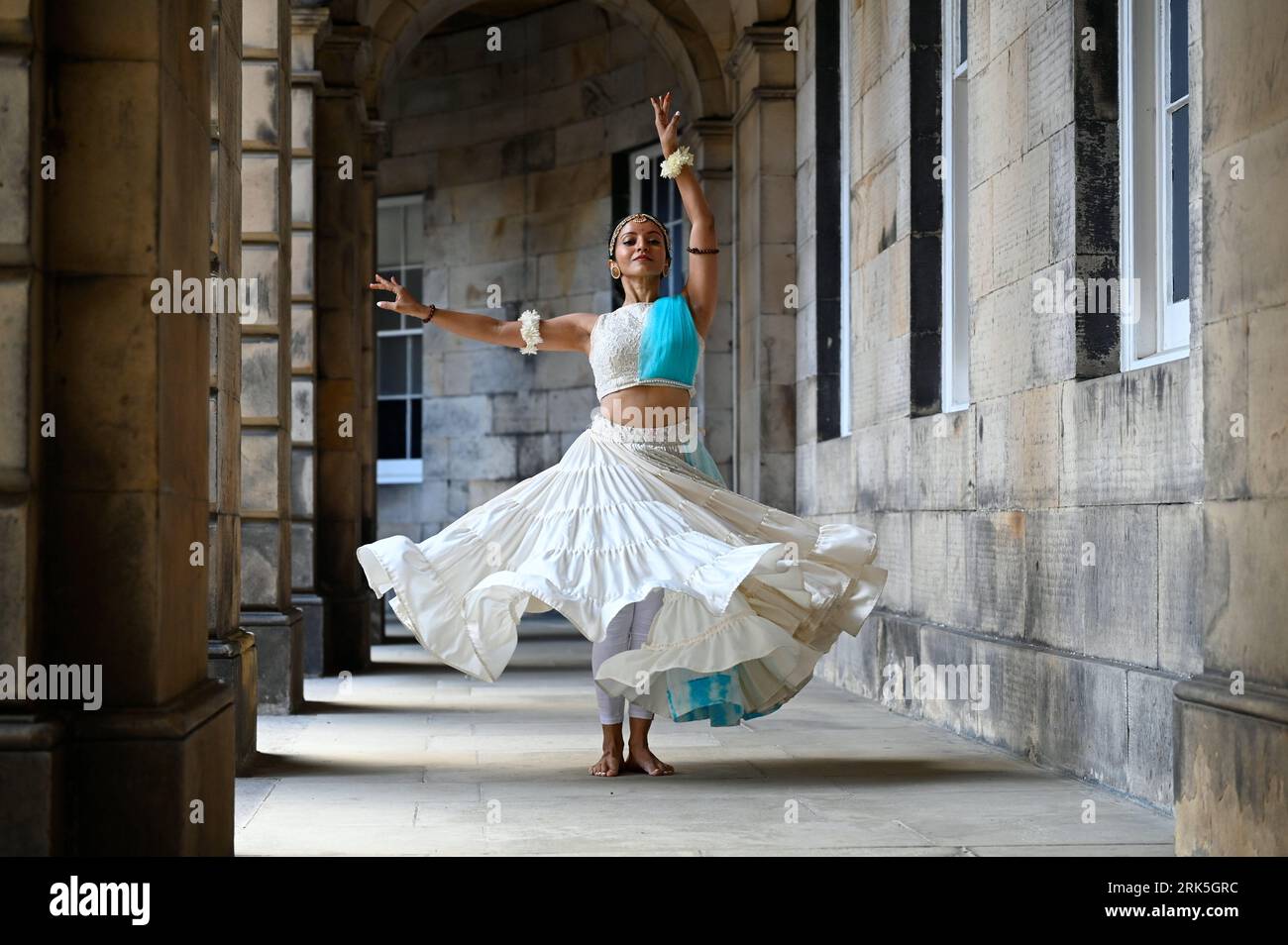 Edimburgo, Scozia, Regno Unito. 24 agosto 2023. Edinburgh Fringe Festival: Tandava vede la coalescenza dei mondi sonori sorprendentemente appassionati del chitarrista scozzese Simon Thacker con la fisica infinitamente espressiva di tre ballerini dotati della Piah Dance Company indiana. Si esibisce sul Royal Mile all'esterno di parliament Square. In mostra allo Space @ Niddry St Didascalia creata in parte dal comunicato stampa ufficiale. Credit Craig Brown/Alamy Live News Foto Stock