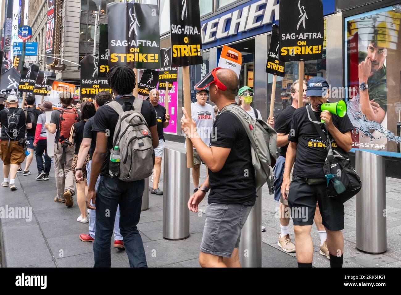 New York, USA - 20 luglio 2023: Una linea di picchetti SAG AFTRA a Times Square, Manhattan, New York. Foto Stock