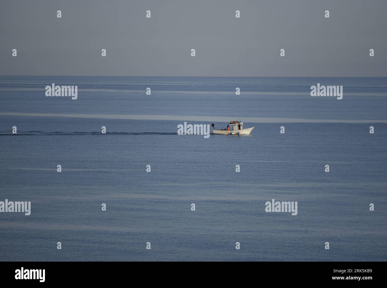 Tradizionale imbarcazione da pesca al largo della costa di Cefalù in Sicilia, Italia. Foto Stock